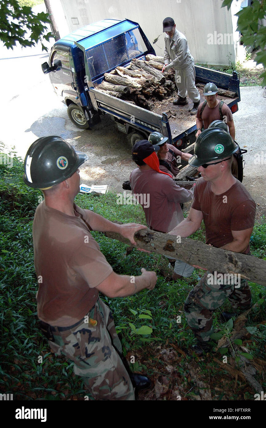 070820-N-0021M-002 GEOJEDO Insel (20. August 2007) - Seabees von Naval Mobile Bau-Bataillon 7 Detail Chinhae, Gridley in Gulfport, Mississippi, Entrümpeln Protokolle vom letzten YearÕs Pilz Ernte in Aikwangon Residenz für geistig und körperlich Behinderte. Neben 5.000 Protokolle löschen, drehen sie auch 5.000 Protokolle für diese Jahre Ernte, die Luftzirkulation um Wachstum zu ermöglichen. Die Seabees zunächst arbeitete Aikwangon während des Koreakrieges und tragen ihre Zeit dort zweimal jährlich seitdem. Foto: U.S. Navy Mass Communication Specialist 1. Klasse Todd Macdonald Stockfoto