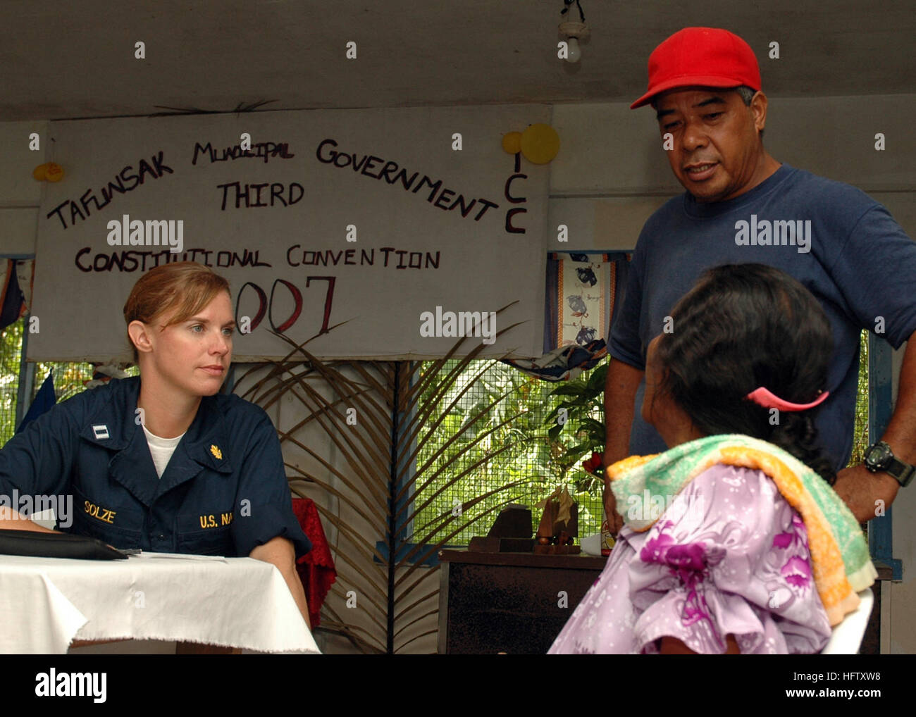 070821-N-1467K-038 TAFUNSAK, Kosrae (21. August 2007) - Lt. Elizabeth Solze eingeschifft auf amphibischer Angriff Schiff USS Peleliu (LHA-5), erklärt eine Werteintervalls Diagnose an einen Übersetzer während eines medizinischen bürgerschaftliches Engagement an der Tafunsak Regierung zur Unterstützung der Pazifische Partnerschaft aufzubauen. Die Pacific Partnership-Bereitstellung ist beispielhaft für das Engagement der Vereinigten Staaten, gemeinsam mit der Kosrae-Regierung und der regionalen Gemeinschaft ärztliche, zahnärztliche und technischen Support-Programme. Foto: U.S. Navy Mass Communication Specialist 2. Klasse Nathaniel J. Karl (freigegeben) U.S. Stockfoto