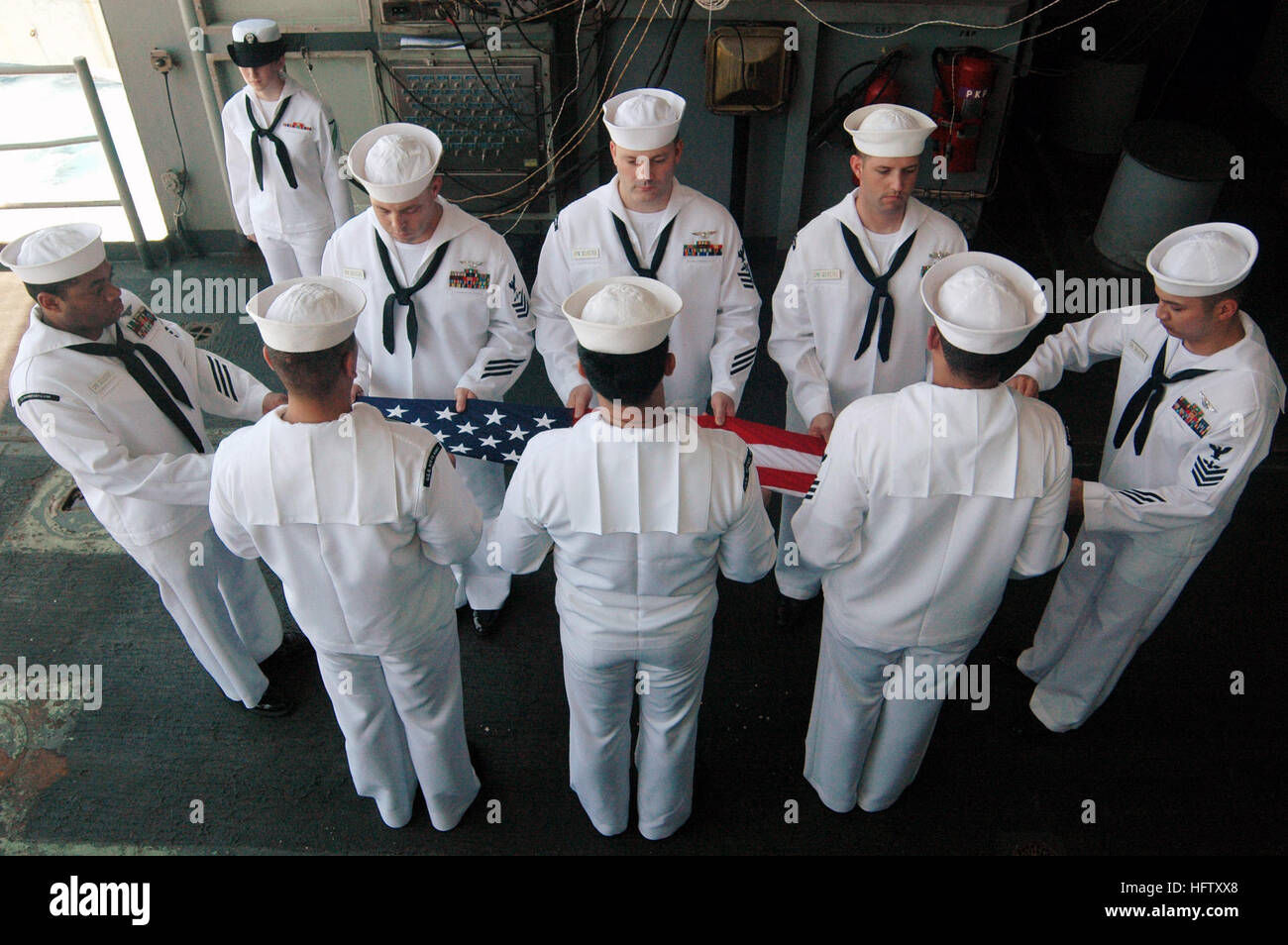 070822-N-3136P-027 Pazifik (22. August 2007) Ð erste Klasse Unteroffiziere ausgewählt für Chief Petty Officer Falten eine Flagge in einer Zeremonie an Bord der USS Kitty Hawk (CV-63) für die Schlacht im Golf von Leyte. Luftfahrt Elektriker Mate Airman Tia Tozzolo, oben links, nahm die Flagge im Namen ihres Großvaters, William Winn, einem ehemaligen Seabee kämpfte in der Schlacht. Kitty Hawk Durchreise durch das Gebiet, in dem die Schlacht im Golf von Leyte vor mehr als 60 Jahren gekämpft wurde. Kitty Hawk betritt seine dritte Monat einer Sommer-Bereitstellung von Flotte Aktivitäten Yokosuka, Japan. Foto: U.S. Navy Masse Kommunikations- Stockfoto