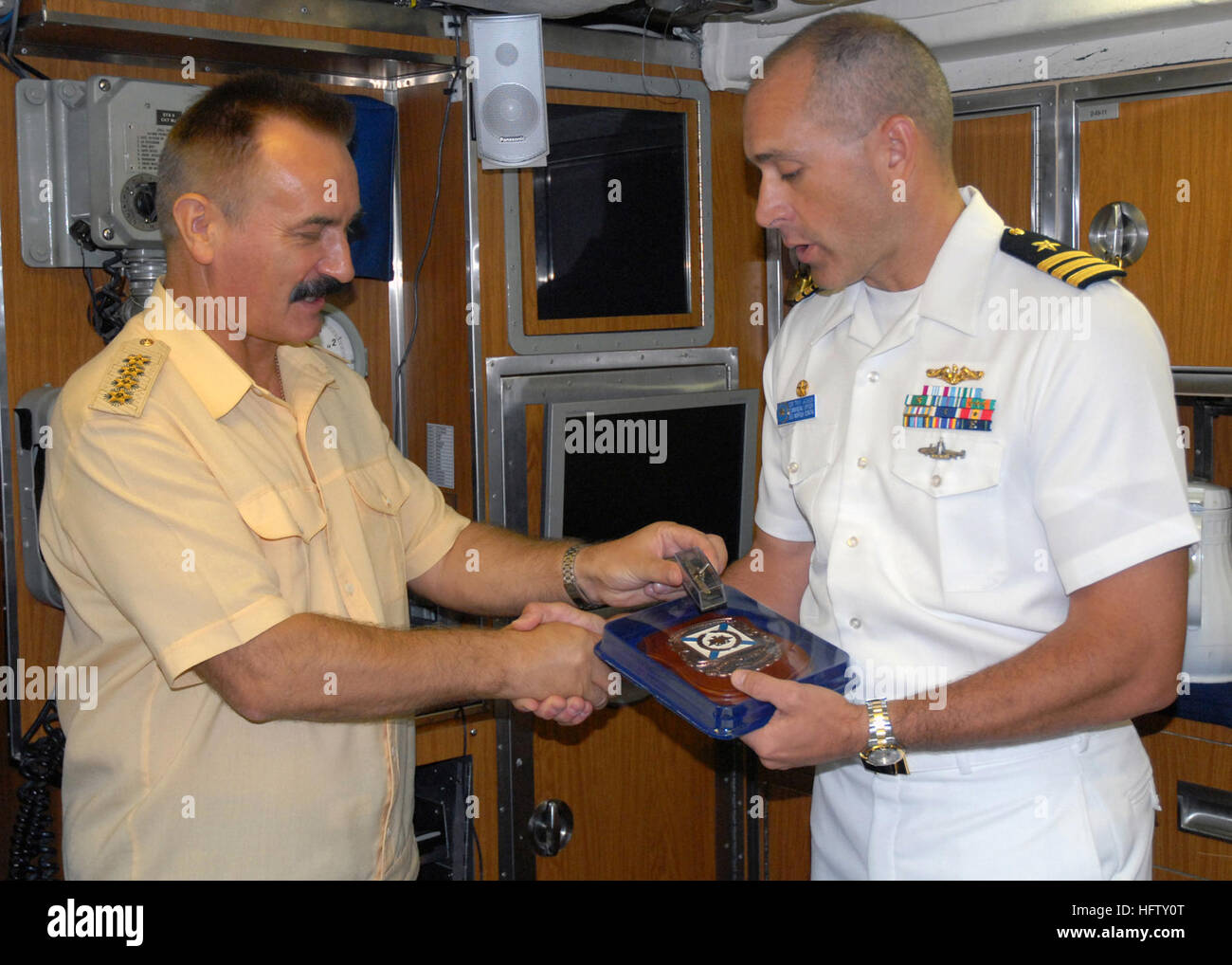 070822-N-5268S-002 NORFOLK, Virginia (22. August 2007) - Flotte Admiral Vladimir Vasilyevich Masorin, Oberbefehlshaber der russischen Marine, präsentiert eine russische Submariner Insignien CMdR Troy Jackson, Kommandierender Offizier der USS Norfolk (SSN-714), bei einer Rundfahrt an Bord USS Norfolk. Die Los-Angeles-Klasse schnell-u-Boot war einer der vielen Haltestellen Masorins Besuchs als offizieller Gast des Chief of Naval Operations. Foto: U.S. Navy Mass Communication Specialist 1st Class Christina M. Shaw (RELEASED) US Navy 070822-N-5268S-002 Fleet Adm. Vladimir Vasilyevich Masorin, Kommandant in Chie Stockfoto