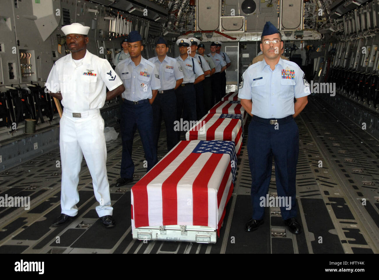 070824-F-0171B-001 HICKAM AIR FORCE BASE, Hawaii (24. August 2007) - Ehrengarde bereiten Mitglieder aus den Joint POW/MIA Accounting Command, eine Heimkehr-Zeremonie für US-Militärangehörige durchzuführen während des Vietnam-Krieges und des zweiten Weltkriegs verloren und durch Erholung Teams letzten Monat in Vietnam, Laos und Österreich wiederhergestellt. Foto: U.S. Air Force Staff Sgt. Charity Barrett (freigegeben) US Navy 070824-F-0171B-001 Honor Guard Mitglieder aus Joint POW MIA Accounting Command vorzubereiten, eine Heimkehr Zeremonie durchzuführen Stockfoto