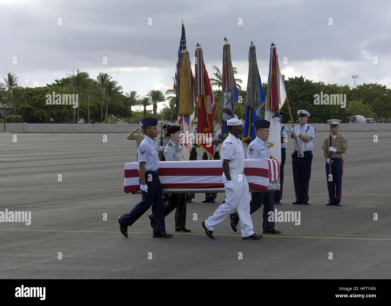 070824-F-0365G-003 HICKAM AIR FORCE BASE, Hawaii (24. August 2007) - Ehrengarde Mitglieder aus dem Joint POW/MIA Accounting Command Verhalten eine Heimkehr Zeremonie für US-Militärangehörige während des Vietnam-Krieges und des zweiten Weltkriegs verloren und durch Erholung Teams letzten Monat in Vietnam, Laos und Österreich wiederhergestellt.  US Air Force Foto von Staff Sgt. Derrick C. Goode (freigegeben) uns Marine 070824-F-0365G-003 Ehrengarde Mitglieder aus den Joint POW MIA Accounting Command führen eine Heimkehr-Zeremonie für USA Stockfoto