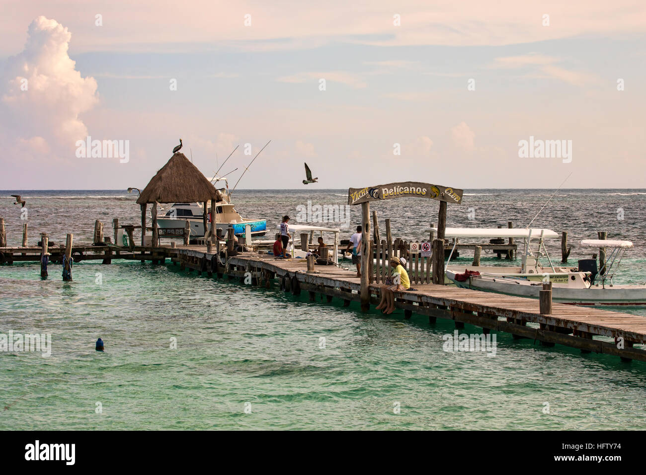 Mexiko-Riviera Angeln Pier Sport Boot Hafen Marina. Stadt, Hafen und Hafenstadt in Quintana Roo, Mexiko. in der Nähe von Cancun. Strand, Resorts und Restaurants. Stockfoto