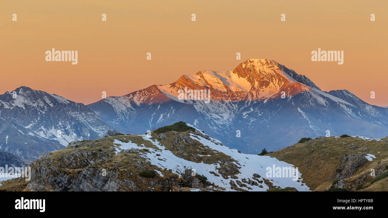 Ersten Ampel über Orhi muntain Stockfoto