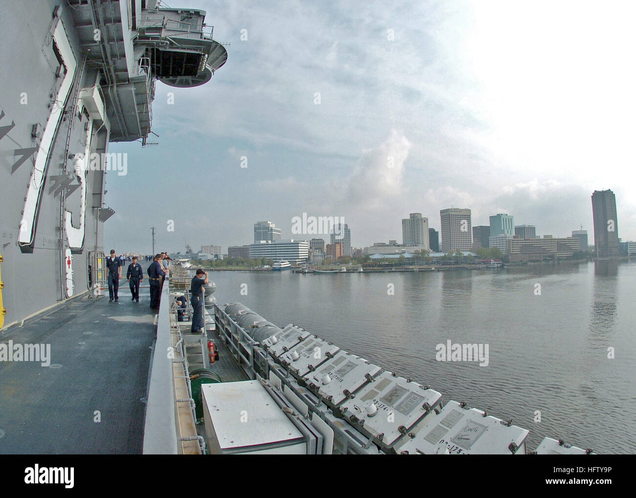 070827-N-6236O-022 NORFOLK, Virginia (27. August 2007) - vergeht Innenstadt von Norfolk, VA., im Transit durch den Elizabeth River auf dem Weg bis zu einer Woche Probefahrten USS George Washington (CVN-73). Die Fluggesellschaft mit Sitz in Norfolk Flugzeug durchläuft Probefahrten, nach einem $ 300 Millionen, 11-Monats geplante inkrementelle Verfügbarkeit. George Washington soll USS Kitty Hawk (CV-63) im Jahr 2008 zu lindern, wie der Marine nur dauerhaft vorwärts Flugzeugträger eingesetzt. Foto: U.S. Navy Masse Kommunikation Spezialist Seemann Joshua A. Olson (freigegeben) US Navy 070827-N-6236O-022 USS George Washington (CVN-73) pas Stockfoto