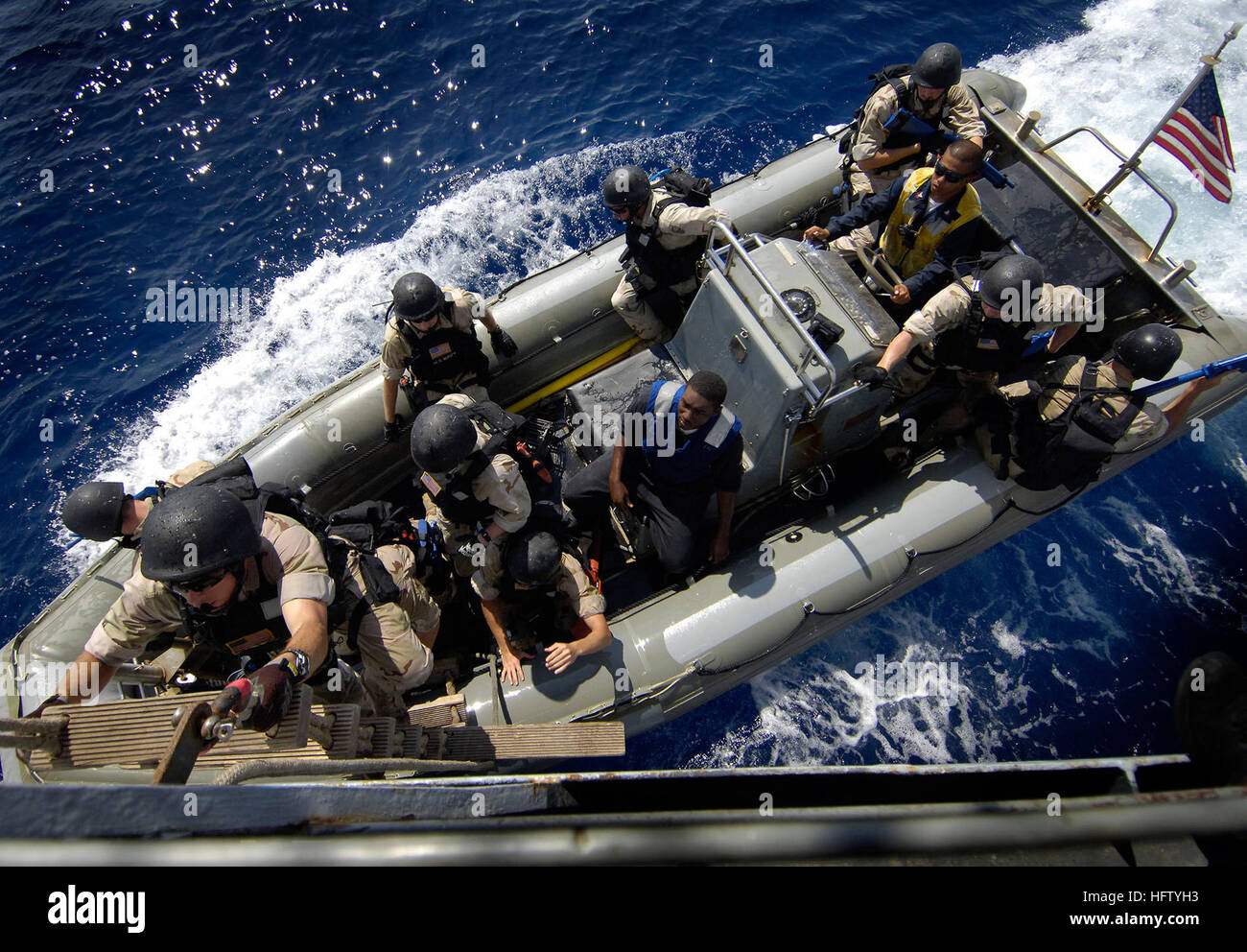 070901-N-1810F-846-Karibik (1. September 2007) – ein Besuch, Board, Durchsuchung und Beschlagnahme (VBS) Team befestigt, geführte Flugkörper Fregatte USS Samuel B. Roberts (FFG-58) begibt sich an Bord der französischen Fregatte FS Ventose (F 733) im Rahmen des VBSS Training während PANAMAX 2007. Zivilen und militärischen Kräfte aus 19 Ländern beteiligen sich an PANAMAX, einer US Southern Command Gelenk- und multinationalen Übung Co-Sponsor bei der Regierung von Panama, in den Gewässern vor der Küste von Panama in Honduras. Foto: U.S. Navy Mass Communication Specialist 2. Klasse Todd Frantom (freigegeben) uns Marine 070901-N-1810 Stockfoto