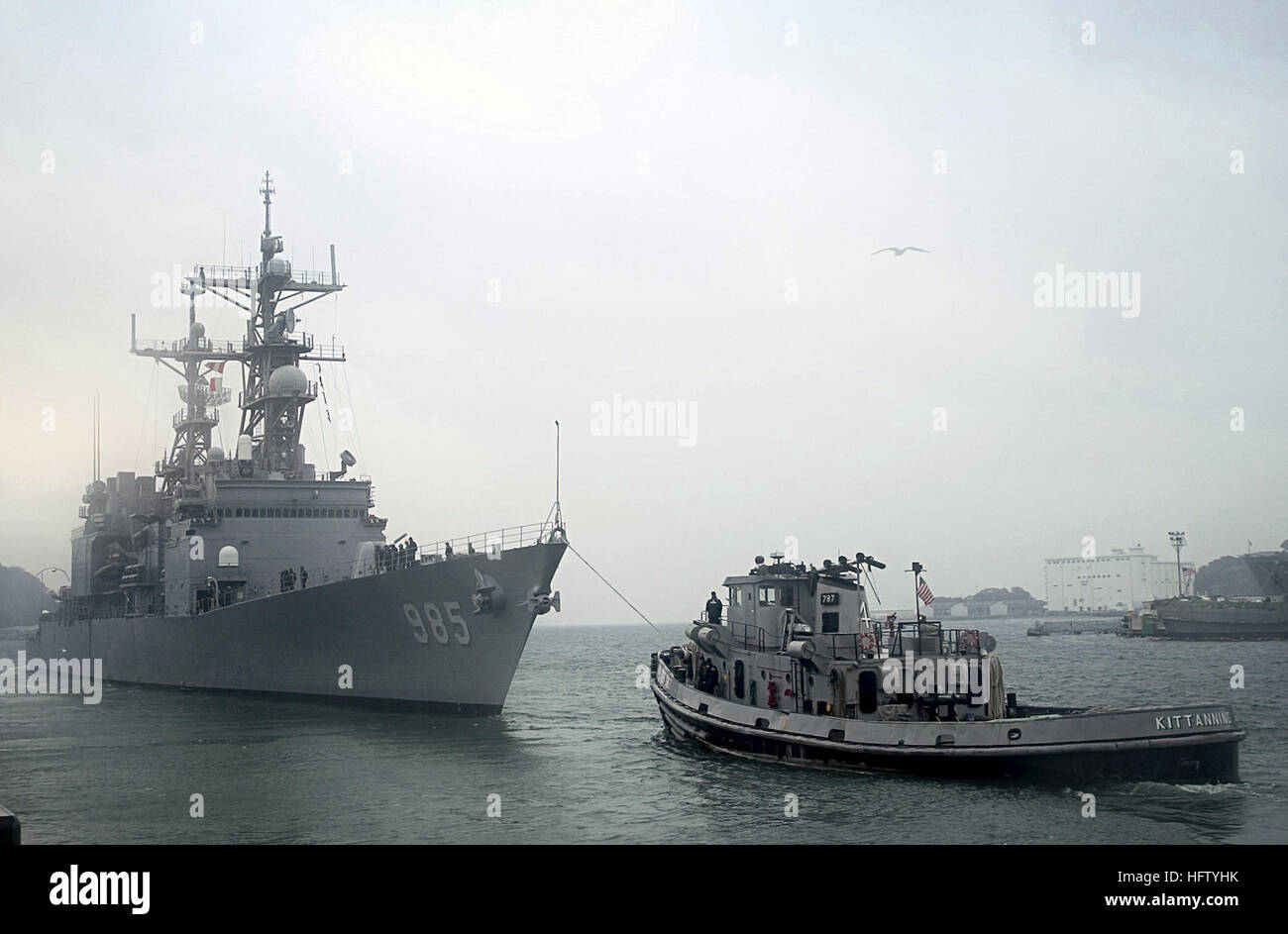 Der uns Navy (USN) Spruance-Klasse Zerstörer, USS CUSHING (DD-985) ist auf das Meer von Commander Flotte Aktivitäten Yokosuka (CFAY), Yokosuka, Präfektur Kanagawa, Japan (JPN), durch den großen Hafen Schlepper (YTB) KITTANNING (YTB 787) herausgedrückt. USS Kittanning (YTB-787) schleppt USS Cushing (DD-985) aus Yokosuka Stockfoto