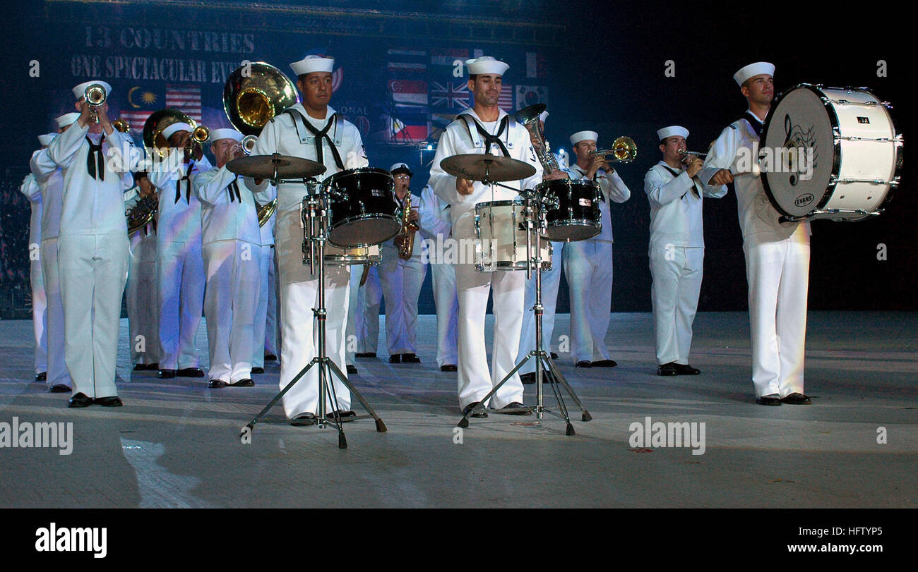 070905-N-5174T-007 KUALA LUMPUR, Malaysia (5. September 2007) - Segler an der pazifischen Flotte Band befestigt während der letzten Generalprobe für den Kuala Lumpur International Tattoo 2007 durchführen. Das Tattoo, geplant für September 6-8, feiert den 50. Jahrestag der Unabhängigkeit von MalaysiaÕs und Funktion internationaler Militärkapellen aus den Vereinigten Staaten, Jordanien, Brunei, Frankreich, Indien, der Republik der Philippinen, Republik Singapur das Königreich Thailand, Korea, der islamischen Republik Pakistan, Großbritannien und ein Maori Kulturgruppe aus Neuseeland. Foto: U.S. Navy Ma Stockfoto