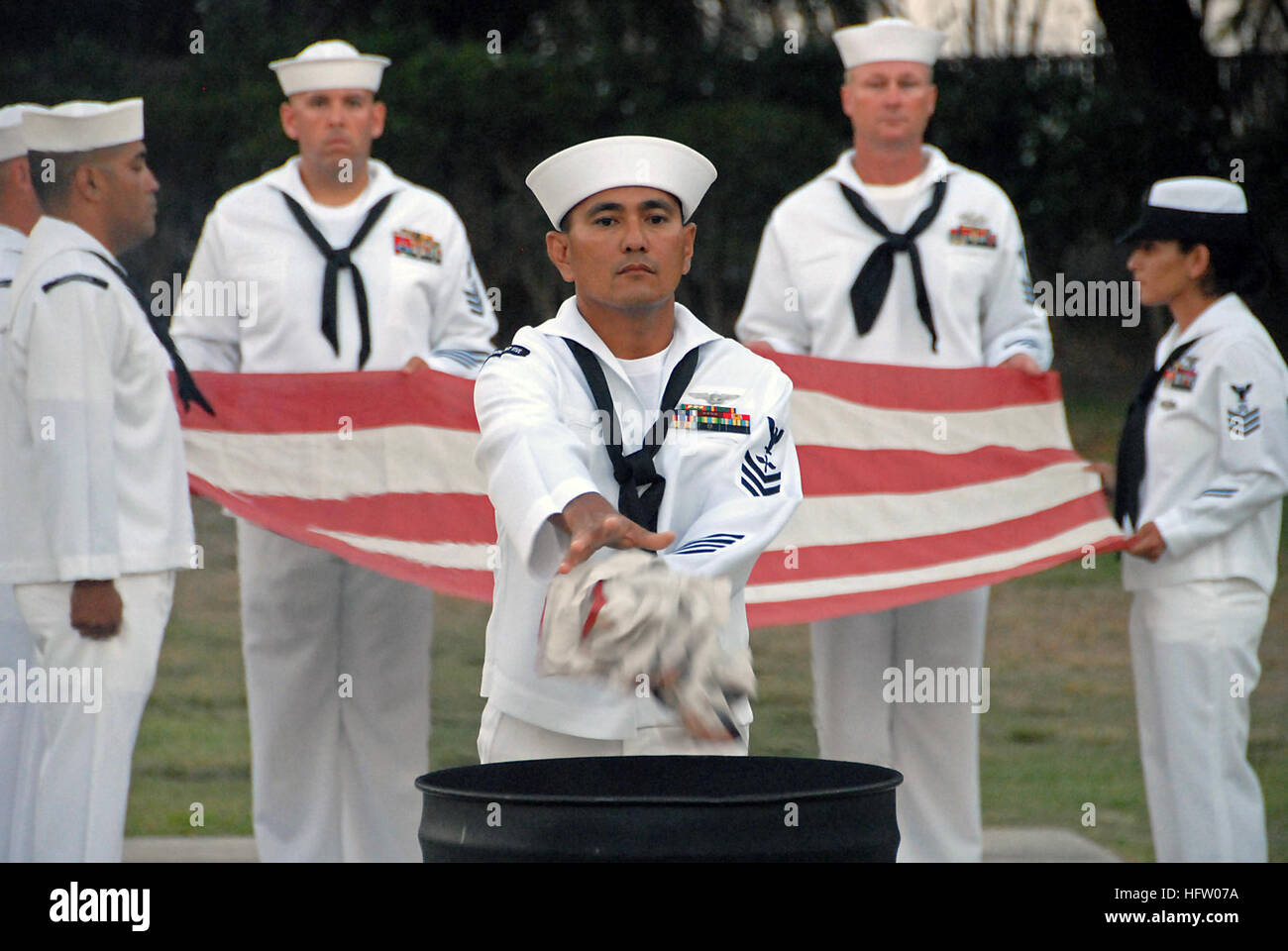 070911-N-1722M-200 CORONADO, Kalifornien (11. September 2007) - Luftfahrt-Maschinist Mate 1. Klasse Alfredo Naferrete Tropfen einen Teil einer amerikanischen Flagge in ein Fass brennen während einer Flagge Abschiedsfeier. Mehr als 100 Flaggen aus lokalen Veterans of Foreign Wars Lodges und verschiedene lokale Befehle wurden an der Zeremonie im Ruhestand, wie Fahnen ordnungsgemäß entsorgt wurden durch die Verbrennung in Fässern. Foto: U.S. Navy Mass Communication Specialist 1. Klasse Michael Moriatis (freigegeben) US Navy 070911-N-1722M-200 Aviation Maschinist Mate 1. Klasse Alfredo Naferrete Tropfen einen Teil einer amerikanischen Flagge in einem brennen Fass d Stockfoto