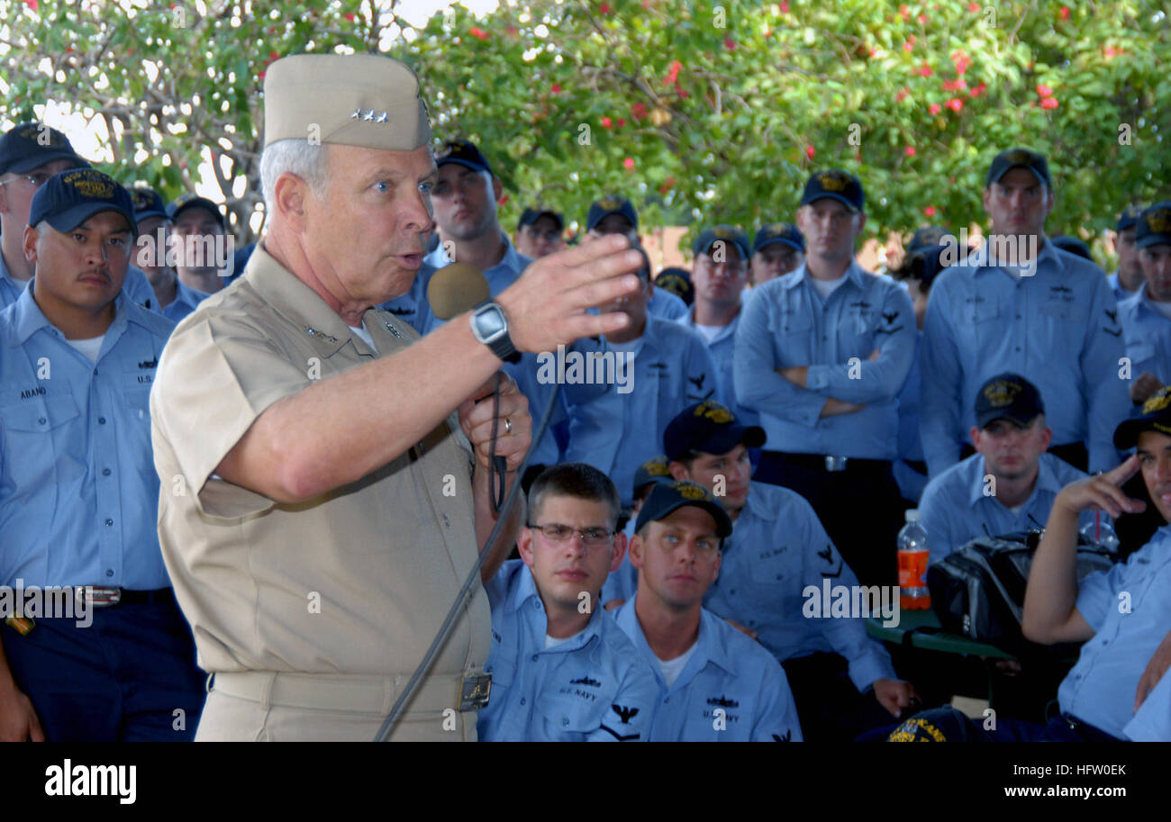 070918-N-9758L-069 PEARL HARBOR, Hawaii (18. September 2007) - Vice Admiral Terrance T. Etnyre, Kommandant der Naval Surface Forces (CNSF), spricht zu den Seeleuten, Pearl Harbor-basierte Schiffe während eines Besuchs zu Naval Station Pearl Harbor zugewiesen. Die Mission des CNSF ist es, Kommandeure mit gut ausgebildeten, effektive und technologisch relevanten Oberflächen Kräfte zur Verfügung zu stellen, die über das gesamte Spektrum der Kriegsführung Bereichen zertifiziert sind. Foto: U.S. Navy Mass Communication Specialist 3. Klasse Michael A. Lantron (freigegeben) US Navy 070918-N-9758L-069 Vice Admiral Terrance T. Etnyre, Kommandeur der Marine Oberfläche Stockfoto