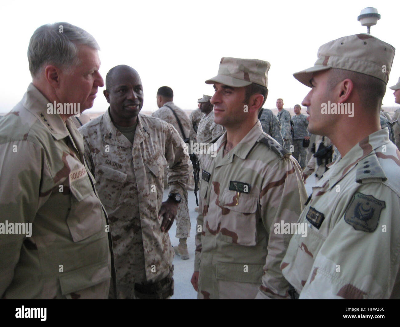 071028-N-5359K-001 HADITHA, Irak (28. Oktober 2007) - Chief of Naval Operations (CNO) Admiral Gary Roughead und Marinekorps Generalmajor Walter Gaskin, Kommandierender general der Marine Expeditionary Forces II vorwärts, treffen Sie sich mit dem Befehlshaber der Truppen der aserbaidschanischen Armee Ablösung mit der US-Navy-Distanz in Haditha Dam Kollokation.  Die aserbaidschanische Ablösung schützt Kraft der US NavyÕs Fließgewässer Einheit auf dem Damm. Roughead dankte dem aserbaidschanischen Volk und ihre Armee für ihre Beiträge zur Zukunft der IraqÕs und ihre Zusammenarbeit mit US-Truppen zur Unterstützung der coalit Stockfoto