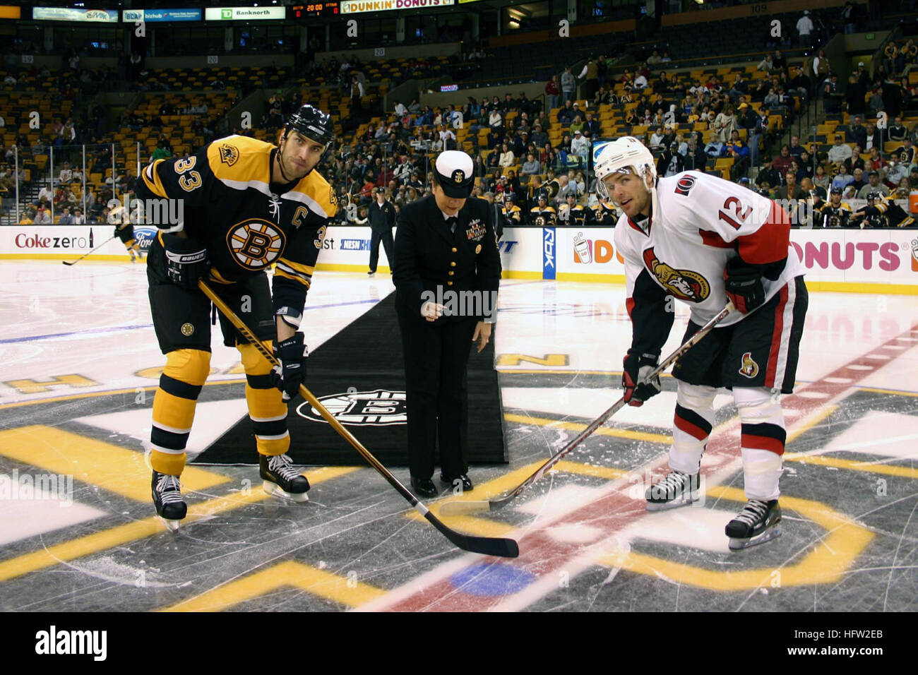 071104-N-8110K-003 BOSTON, Massachusetts (4. November 2007) - Boston Bruins Mannschaftskapitän, Chara Zdeno (links) und Ottawa Senators Team captain, Mike Fisher-Face off in Erwartung wie Command Master Chief Sandra Huffman, geführte Flugkörper Zerstörer USS Sampson (DDG-102), zugeordnet der zeremoniellen ersten Puck fällt. Sampson ist das vierte Schiff für Rear Admiral William T. Sampson, Seeheld während des Spanisch-Amerikanischen Krieges benannt. Die drei bisherigen Schiffe, alle Zerstörer Sampson, benannt wurden auch in Boston in Betrieb genommen. US Navy Foto von Chief Masse Kommunikation Spezialist Dave Kaylor (freigegeben) U.S. Stockfoto