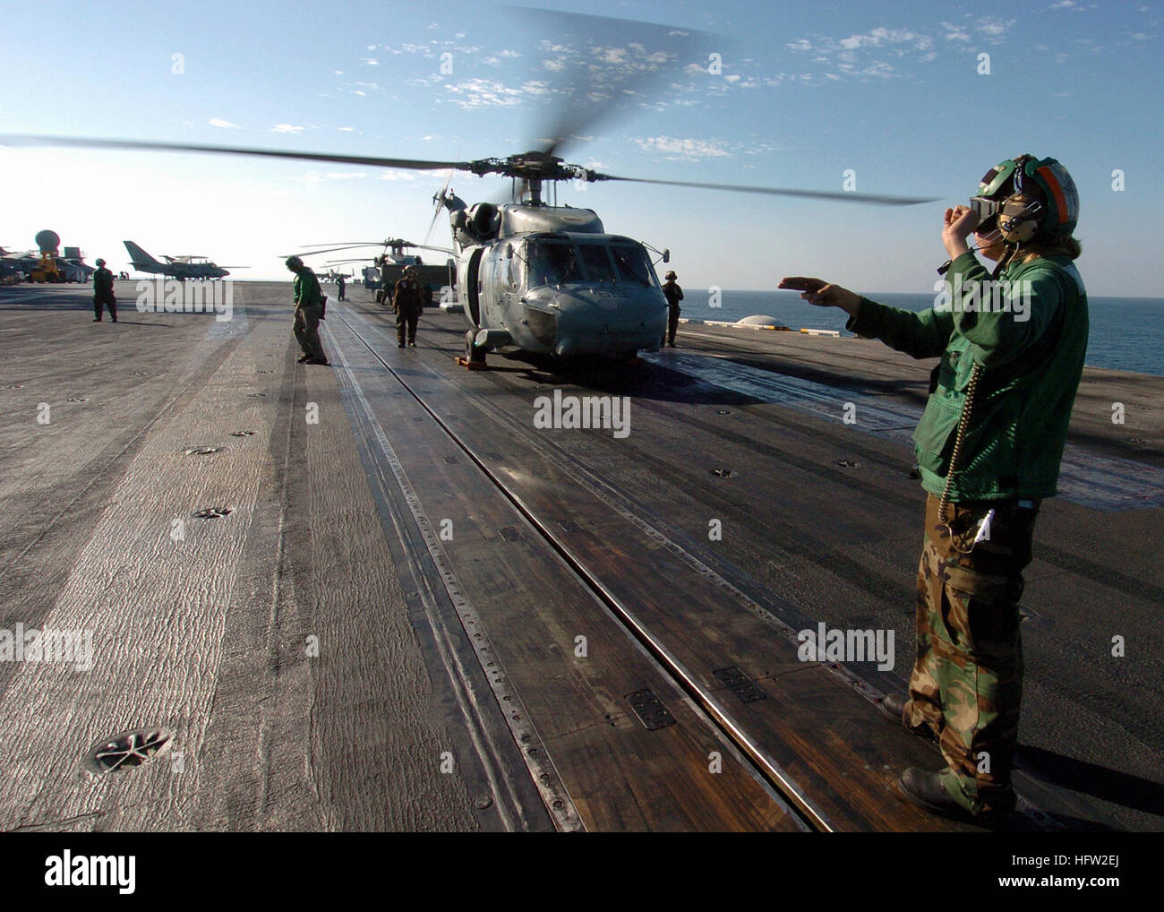 071105-N-8132M-131 Persischen Golf (5. November 2007) - Aviation Elektroniker / 3. Klasse Melissa Baker landing Signal eingetragene (LSE) bereitet sich auf ein HH - 60 H Seahawk starten an der "Drachentötern" der Hubschrauber u-Jagd Geschwader (HS) 11, aus dem Flugdeck der nuclear-powered Flugzeugträger USS Enterprise (CVN-65) befestigt. Enterprise und eingeschifften Carrier Air Wing (CVW) 1, sind im Gange auf einen geplanten sechsmonatigen Einsatz zur Unterstützung der Operation Iraqi Freedom und Operationen auf See. Foto: U.S. Navy Masse Kommunikation Spezialist Seemann Kiona M. Mckissack freigegeben () uns Marine 071105 Stockfoto