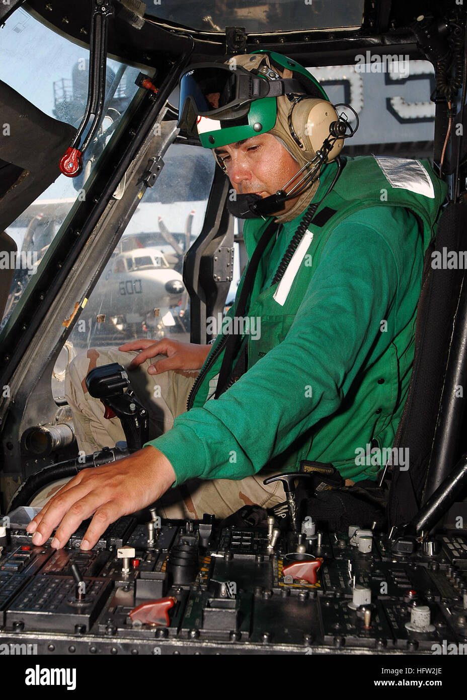 071107-N-0916O-084 Golf von OMAN (7. November 2007) - Chief Aviation MachinistÕs Mate Dion Befferon prüft den Kraftstoff Status eines SH-60F Seahawk, befestigt an der "Drachentötern" der Hubschrauber u-Jagd Geschwader (HS) 11, auf dem Flugdeck der nuclear-powered Flugzeugträger USS Enterprise (CVN-65). Enterprise und eingeschifften Carrier Air Wing (CVW) 1 sind im Gange auf einen geplanten Einsatz zur Unterstützung der Operationen auf See. Foto: U.S. Navy Mass Communication Specialist 3rd Class Octavio N. Ortiz (freigegeben) US Navy 071107-N-0916O-084 Chief Aviation Machinist's Mate Dion Befferon prüft die Kraftstoff-Sta Stockfoto
