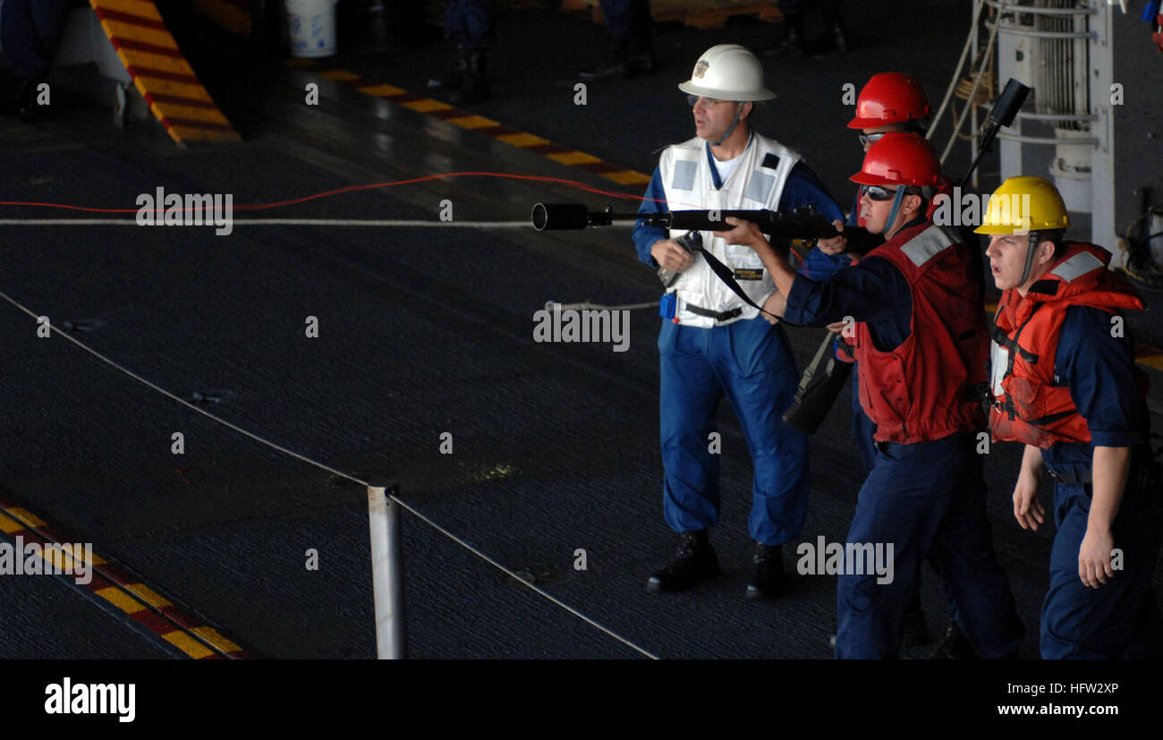 071113-N-0455L-001 Atlantik (13. November 2007) Gunner Mate 3. Klasse Adam Lindley Brände eine Messenger-Linie mit seinem m-14 Gewehr über zu den Military Sealift Command Flotte Nachschub Öler USNS Big Horn (T-AO 198) in Vorbereitung für eine Auffüllung auf hoher See. Truman ist Teil des Strike Group 10 Träger auf dem Weg in die Central Command Verantwortungsbereich im Rahmen der laufenden Rotation, maritimer Sicherheitsoperationen in der Region zu unterstützen. US Navy Foto von Masse Kommunikation Spezialist Seemann Justin Lee Losack (freigegeben) uns Marine 071113-N-0455L-001 des Kanoniers Mate 3. Klasse Adam Lindley Brände Stockfoto