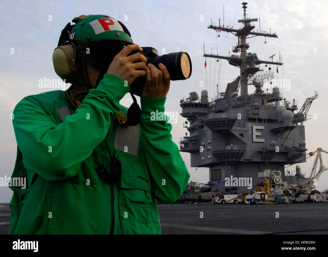 071123-N-6524M-003 Persischen Golf (23. November 2007) Mass Communication Specialist 3. Klasse Noe Solis Fotos Personal arbeitet auf dem Flugdeck an Bord der nuklear angetriebene Flugzeugträger USS Enterprise (CVN-65). Unternehmens- und eingeschifften Carrier Air Wing (CVW) 1 laufen auf eine geplante Bereitstellung. Foto: U.S. Navy Masse Kommunikation Spezialist Seemann Brandon Morris (freigegeben) uns Marine 071123-N-6524M-003 Mass Communication Specialist 3. Klasse Noe Solis Fotos Personal arbeitet auf dem Flugdeck an Bord der nuklear angetriebene Flugzeugträger USS Enterprise (CVN-65) Stockfoto