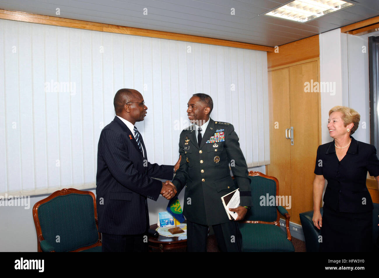 071203-F-9074R-014 GABORONE, Botswana (3. Dezember 2007) US Army General William Ward, Commander, US Africa Command (AFRICOM) trifft sich mit Dr. Tomaz A. Salomao, geschäftsführender Sekretär für die Southern African Development Community (SADC), in Gaborone für die Anliegen von der SADC AFRICOM und seine Mission. Foto: U.S. Air Force Technical Sergeant Nic Raven (freigegeben) US Navy 071203-F-9074R-014 US Army General William Ward, Kommandant, AFRICOM, trifft sich mit Dr. Tomaz A. Salomao, geschäftsführender Sekretär für die SADC in Gaborone Bedenken aus der SADC zu AFRICOM ein Stockfoto