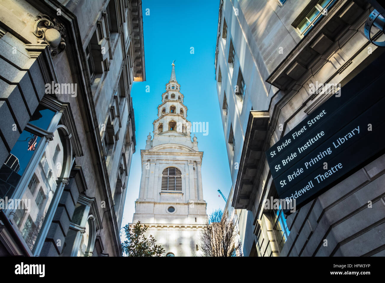 Turm der Kirche St Bride in der City of London von Christopher Wren entworfen und soll Inspiration für abgestufte Hochzeitstorte sein Stockfoto