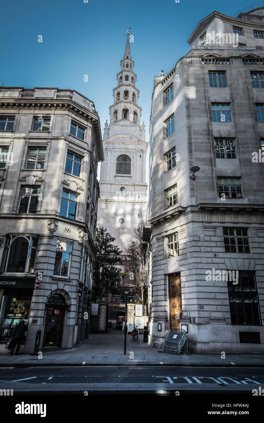 Der Turm der St. Bride's Church in der City of London wurde von Christopher Wren entworfen und soll die Inspiration für mehrstufige Hochzeitstorten, Fleet Street, sein. Stockfoto