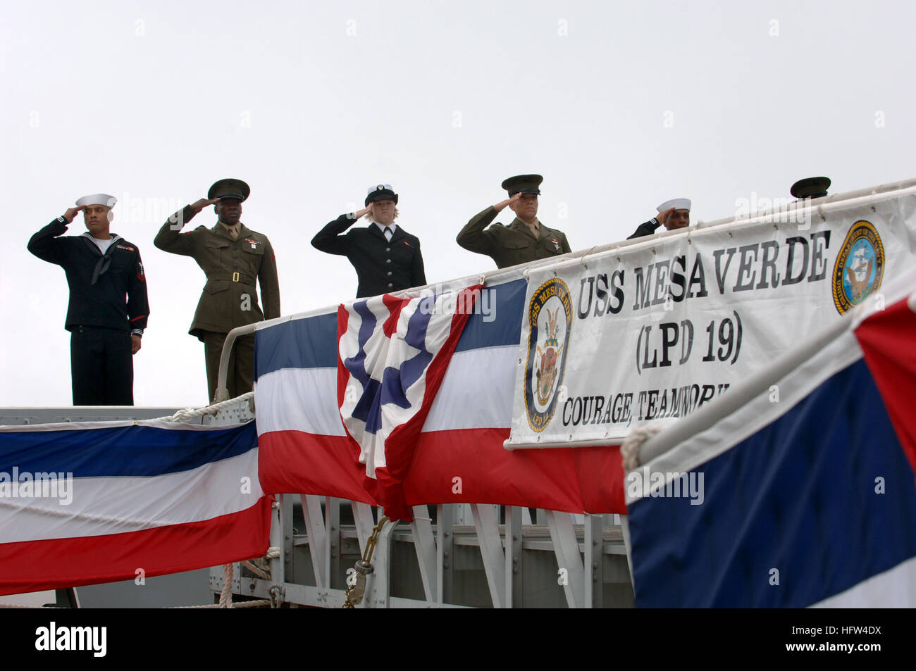 Begrüssen Sie 071215-N-7504C-002 PANAMA CITY, Florida (15. Dezember 2007) Matrosen und Marinesoldaten an Bord USS Mesa Verde (LPD 19), die mehr als 3.000 Gäste einerseits für das Schiff Zeremonie Inbetriebnahme ist. Mesa Verde ist das dritte amphibious Transport Dock der San-Antonio-Klasse und wird nach Hause portierte in Norfolk, VA. US Navy Foto von Robert Cole (freigegeben) uns Marine 071215-N-7504C-002 Matrosen und Marinesoldaten an Bord USS Mesa Verde (LPD 19), verneige mich vor mehr als 3.000 Gäste einerseits für das Schiff Zeremonie Inbetriebnahme des Stockfoto