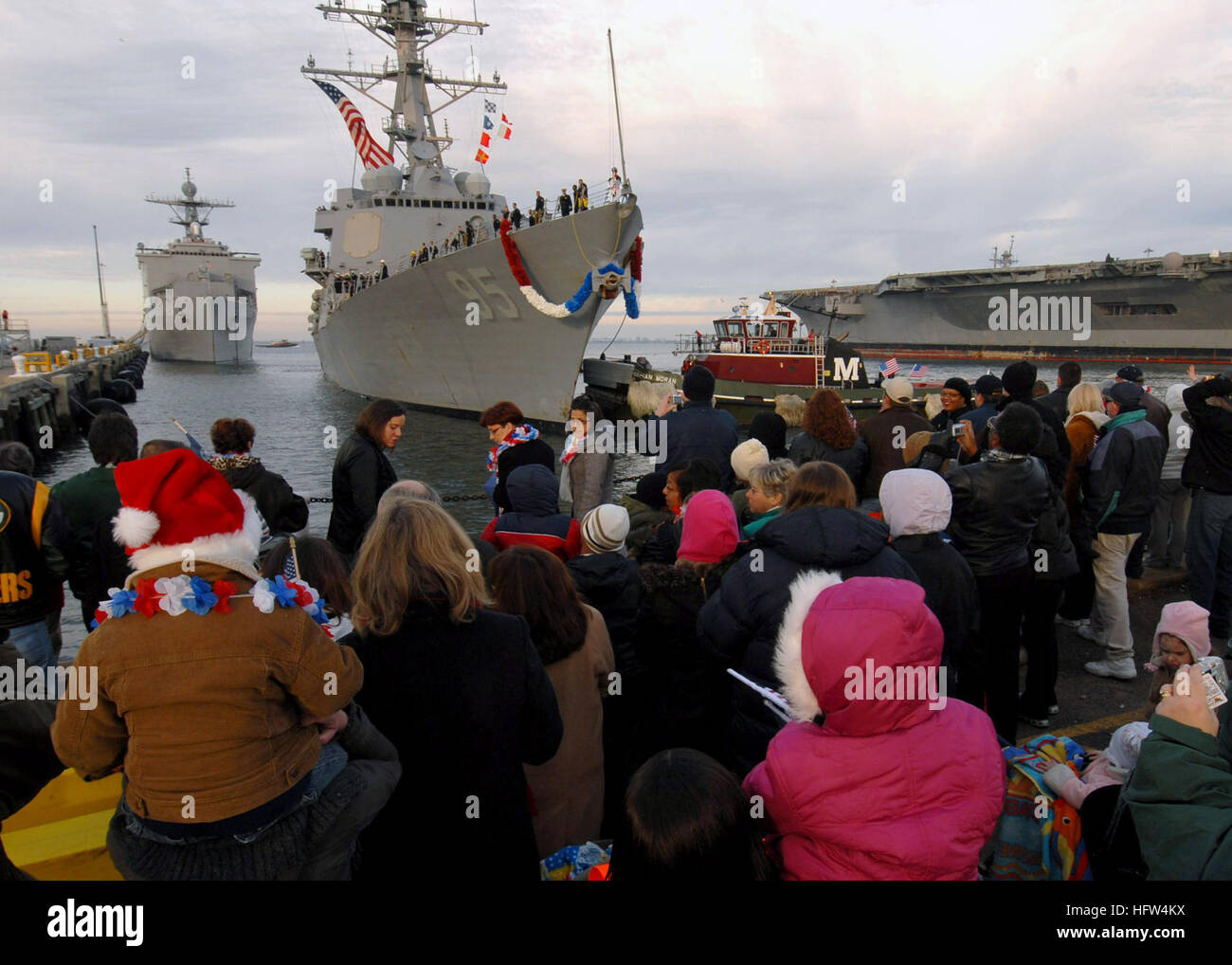 Freunde und Familie zu sammeln Pier Seite an Bord Naval Station Norfolk, die Ankunft der geführte Flugkörper-Zerstörer USS j.e. Williams (DDG-95) zu erwarten. Nach einer sechsmonatigen Einsatz zurück Segler, DDG 95 zugeordnet Naval Station Norfolk. Carrier Strike Unternehmensgruppe in der 5. und 6. Flotte Zuständigkeitsbereiche bereitgestellt, Theater Sicherheitskooperation und Sicherheit im Seeverkehr Operationen zu unterstützen. USS j.e. Williams begrüßte nach Hause für den Urlaub-DVIDS84363 Stockfoto