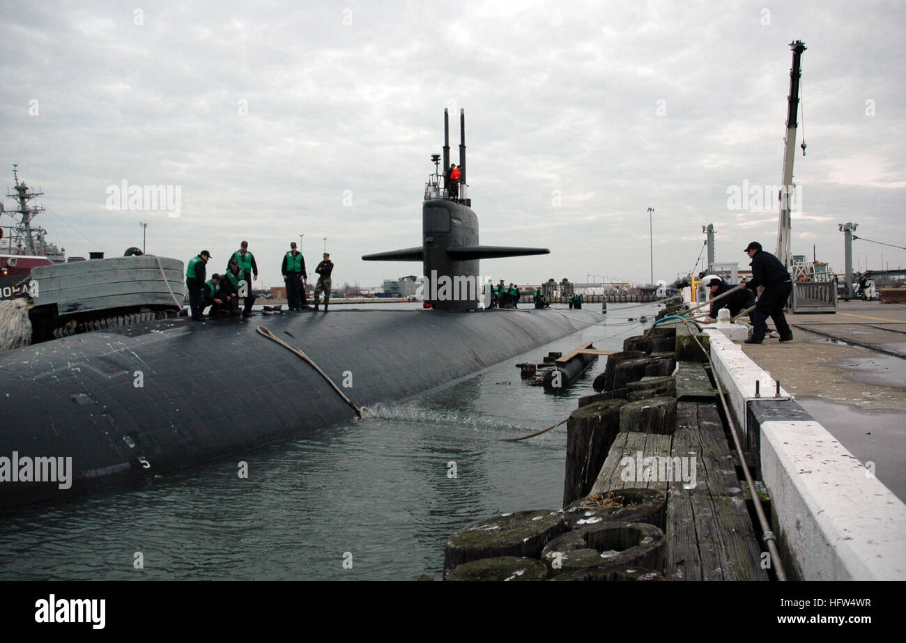 071228-N-9588L-004 NORFOLK, VA.  (28 Dezember 2007) Matrosen an Bord der Los-Angeles-Klasse Angriff u-Boot USS Norfolk (SSN-714) hieven Festmacher, wie das u-Boot vom Pier 3, an Bord der Naval Station Norfolk für eine regelmäßig stattfindende sechsmonatigen Einsatz fährt. Angriff u-Boote wie Norfolk suchen und zerstören feindliche u-Boote und Überwasserschiffe, macht an Land mit Tomahawk-Marschflugkörper und Special Operation Forces, Intelligenz, Überwachung und Aufklärungsmissionen, Support für Träger und expeditionary Strike Kampfgruppen durchführen sollen und engagieren in der mine Warfare Betriebstemp Stockfoto