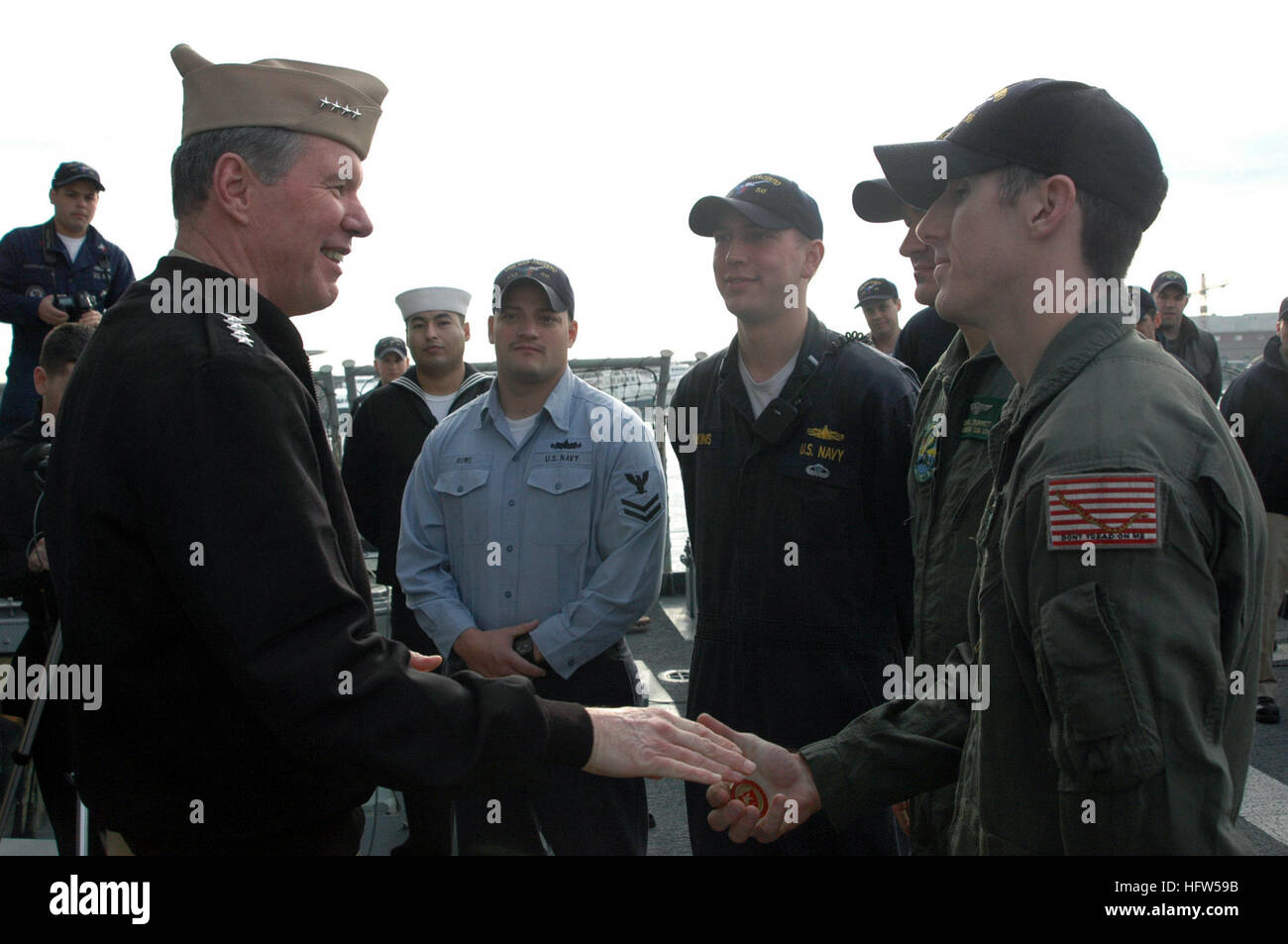 080109-N-1655H-001 Neapel (9. Januar 2007) Admiral Mark Fitzgerald, Commander, Naval Forces Europe gratuliert Such- und Rettungsmissionen (SAR) Schwimmer an Bord der USS San Jacinto (CG-56) Jan. 9 für ihre jüngste Arbeit in Dakar, Senegal während der Durchführung von SAR-Training mit lokalen senegalesischen Matrosen.  Der Norfolk-basierte Guided Missile Cruiser ist in der Sechsten Flotte Zuständigkeitsbereich zur Verbesserung der Sicherheit im Seeverkehr und Sicherheit.  Foto: U.S. Navy Mass Communication Specialist 2. Klasse David Holmes uns Marine 080109-N-1655H-001 Admiral Mark Fitzgerald, Commander, Naval Forces Europe gratuliert Suche und Stockfoto