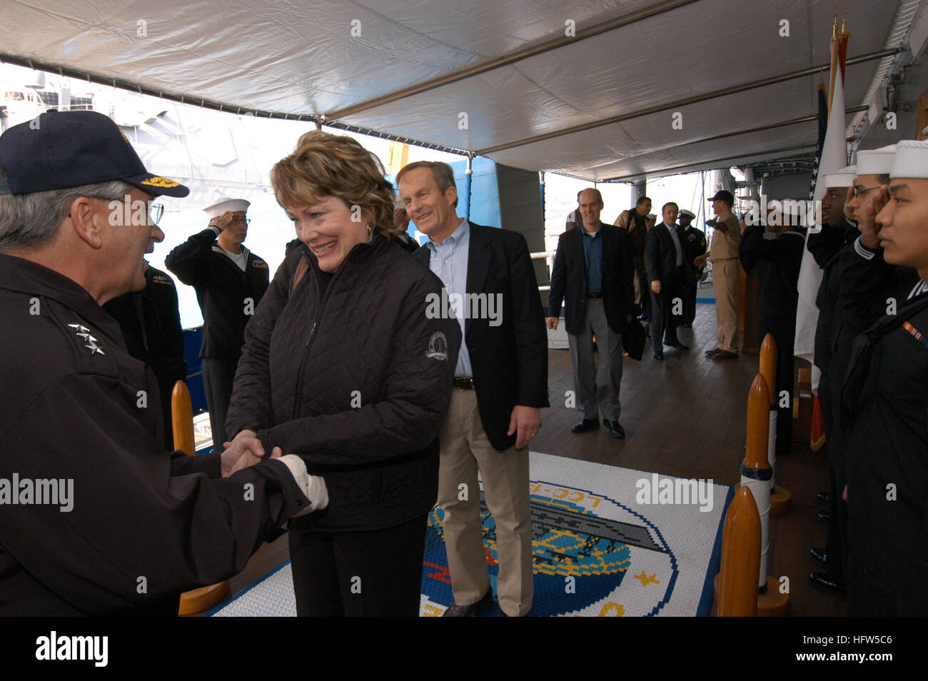 080111-N-5954N-010 YOKOSUKA, Japan (11. Januar 2008) Vorsitzender des strategischen Kräfte Unterausschusses, US-Abgeordneter Ellen Tauscher, erfüllt D-Calif., richtige, Vice Admiral Doug Crowder, Kommandant der US 7. Flotte auf dem Achterdeck des Befehls amphibische Schiff USS Blue Ridge (LCC-19). Tauscher und weiteren Vertretern aus dem House Armed Services Committee sind bei einem Besuch in der Blue-Ridge, um sich vertraut machen mit vorwärts Kräfte in der 7. Flotte Verantwortungsbereich bereitgestellt. Foto: U.S. Navy Mass Communication Specialist 2. Klasse Charles Newcomer (freigegeben)-US Navy 080111-N-5954N-010-Stuhl Stockfoto