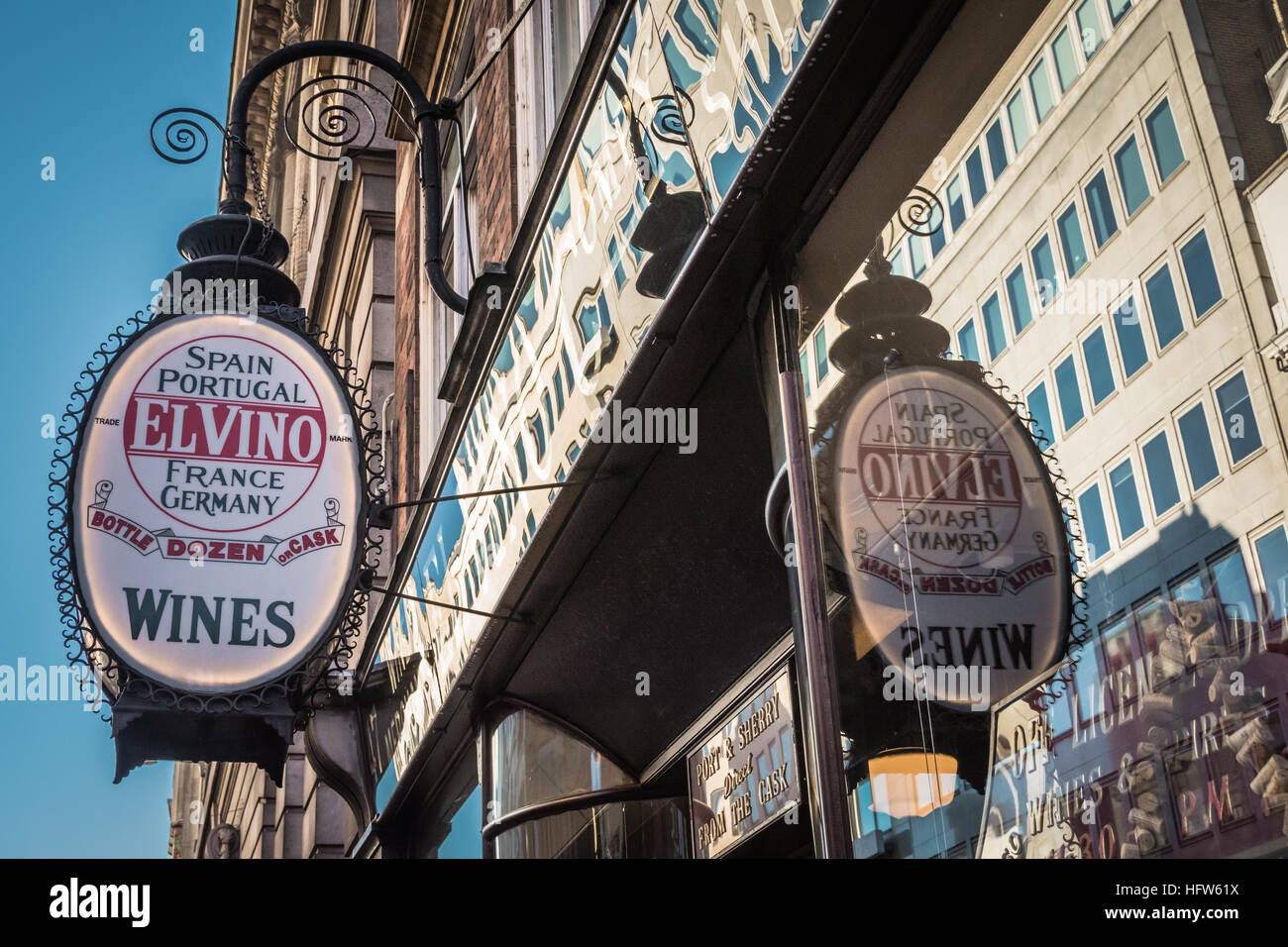 El Vinos Weinladen und Bar - ein berühmter Treffpunkt von Journalisten und Barristern, die so verewigt sind wie „Pomeroys“ in Rumpole of the Bailey, London, England, Großbritannien Stockfoto