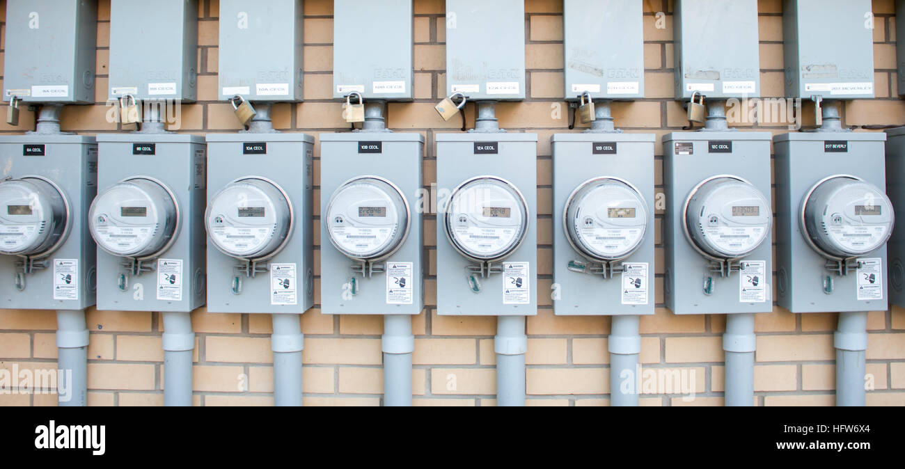 Reihe von smart Metern in der Stadt an einem Haus, Elektrosmog und Verschmutzung Stockfoto