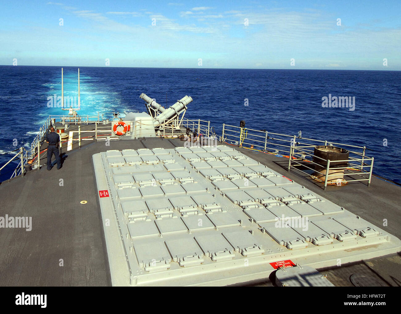 Sehen Sie 080218-N-5476H-050 Pazifik (18. Februar 2008) Seemann Robert Paterson, Norgo, Cal., steht als nächstes auf die hinteren vertikalen Start Rakete Plattform auf dem Fantail während im Gange auf dem geführte Flugkörper Kreuzer USS Lake Erie (CG-70 an) Lake Erie führt Operationen vor der Küste von Hawaii in Vorbereitung auf ein Schiff Board of Inspection und Umfrage. Foto: U.S. Navy Mass Communication Specialist 2. Klasse Michael Hight (freigegeben) U.S. Navy 080218-N-5476H-050 Seemann Robert Paterson, der Norgo, Cal., steht Uhr neben der achtern vertikale Rakete Startplattform auf dem Fantail während im Gange auf Stockfoto