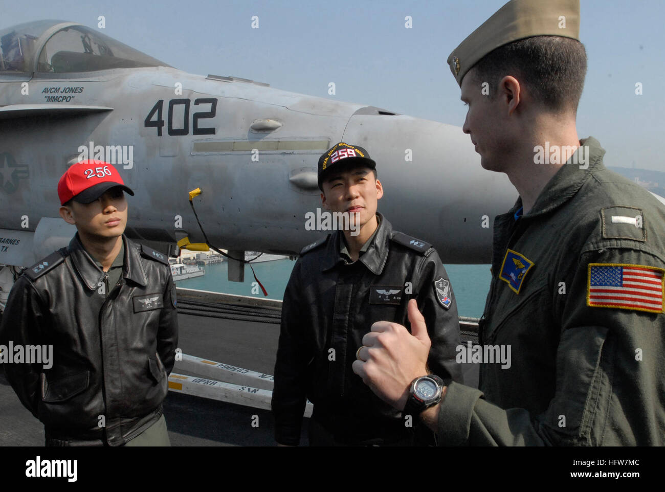 070323-N-7730P-024 PACIFIC OCEAN (23. März 2007) - Lt. j.g. Andrew Toll zugewiesen, der Strike Fighter Squadron (VFA) 113, erklärt die Fähigkeiten der F/A - 18 C Hornet für Militärpersonal aus der Republik Korea an Bord der USS Ronald Reagan (CVN-76). VFA-113 ist Teil des Carrier Air Wing (CVW) 14 an Bord Ronald Reagan. Ronald Reagan Carrier Strike Group kam in Busan, Südkorea, für einen geplanten Hafen-Besuch in Verbindung mit Übung Aufnahme, Inszenierung, vorwärts Bewegung und Integration und Fohlen Adler 2007. Foto: U.S. Navy Mass Communication Specialist 3. Klasse Gary A. Pri Stockfoto