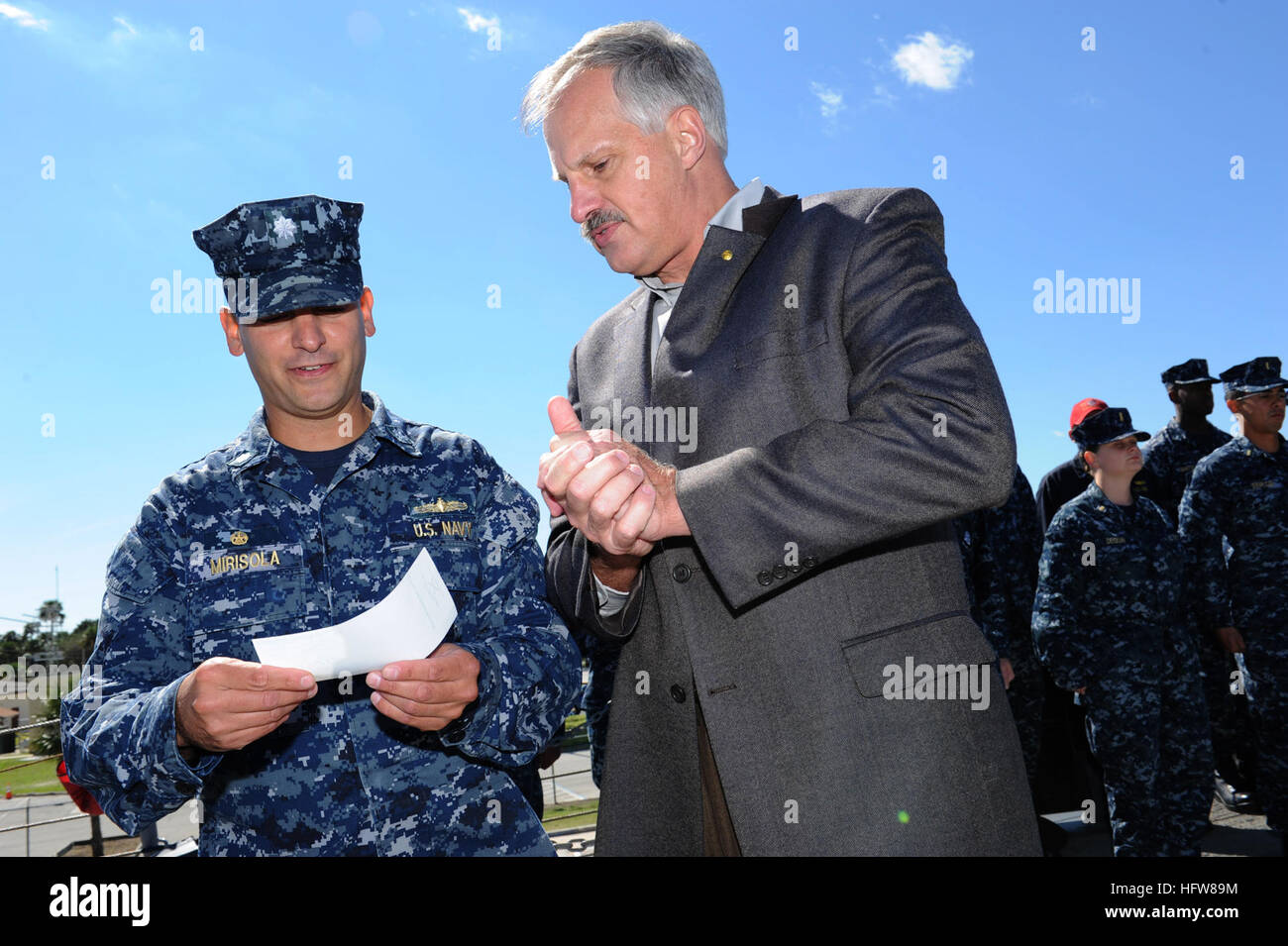 111020-N-DD445-001 MAYPORT, Florida (20. Oktober 2011) CMdR Peter Mirisola, der befehlshabende Offizier der geführte Raketen Fregatte USS Underwood (FFG-36), erhält einen Scheck von $1.000 für das Schiff Moral Wohlbefinden und Erholung Konto von Raytheon Company Vertreter Ronald Hoppock. Raytheon präsentiert das Geld an der Crew zusammen mit einer Gedenktafel für die Phalanx Close-in Weapons System (CIWS) Excellence Award 2011 zu gewinnen. (Foto: U.S. Navy Mass Communication Specialist 2. Klasse Sonntag Williams/freigegeben) UNS Marine 111020-N-DD445-001 CMdR Peter Mirisola, der befehlshabende Offizier der geführte-Rakete Fr Stockfoto