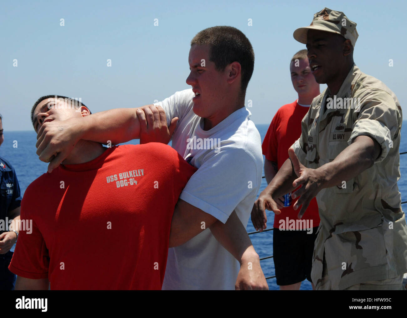080617-N-2838W-066 Mittelmeer (17. Juni 2008) Boatswain Mate Seemann John Vondrachek zeigt wesentliche Zurückhaltung Techniken beim Waffenwart 1. Klasse Anwar Blakely kritisiert seine Handlungen während einer Kraft-Schutz-Drill an Bord der geführte Flugkörper-Zerstörer USS Bulkeley (DDG-84). Diese Übungen werden verwendet, um in Echtzeit Angriffe durch eine Vielzahl von Scenerios zu simulieren. Bulkeley ist eines der sechs Schiffe der Nassau Strike Group in der Marine 6. Flotte Bereich der Verantwortung, die Sicherheit im Seeverkehr Operationen zu unterstützen. Foto: U.S. Navy Mass Communication Specialist 3. Klasse David Stockfoto