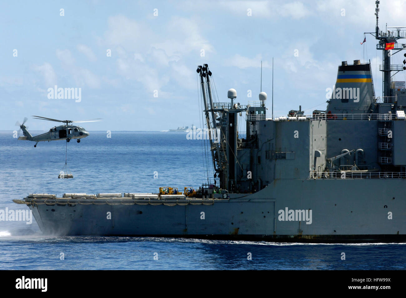 080620-N-7883G-189 Pazifik (20. Juni 2008) A Hubschrauber Meer bekämpfen Squadron (HSC) 25 MH-60 Seahawk Transfers Munition aus dem Flugzeugträger USS Kitty Hawk (CV-63), die das Military Sealift Command Munition Schiff USNS Shasta (T-AE 33) als die kanadische Marine Fregatte HMCS Regina (FFH 334) dampft im Hintergrund. Kitty Hawk kehrt zurück in die Vereinigten Staaten für die Stilllegung nach 47 Dienstjahren und ersetzt werden durch die USS George Washington (CVN-73) in diesem Sommer als einzige Fluggesellschaft der Marine aus Japan. Foto: U.S. Navy Mass Communication Specialist 3. Klasse Kyle Stockfoto