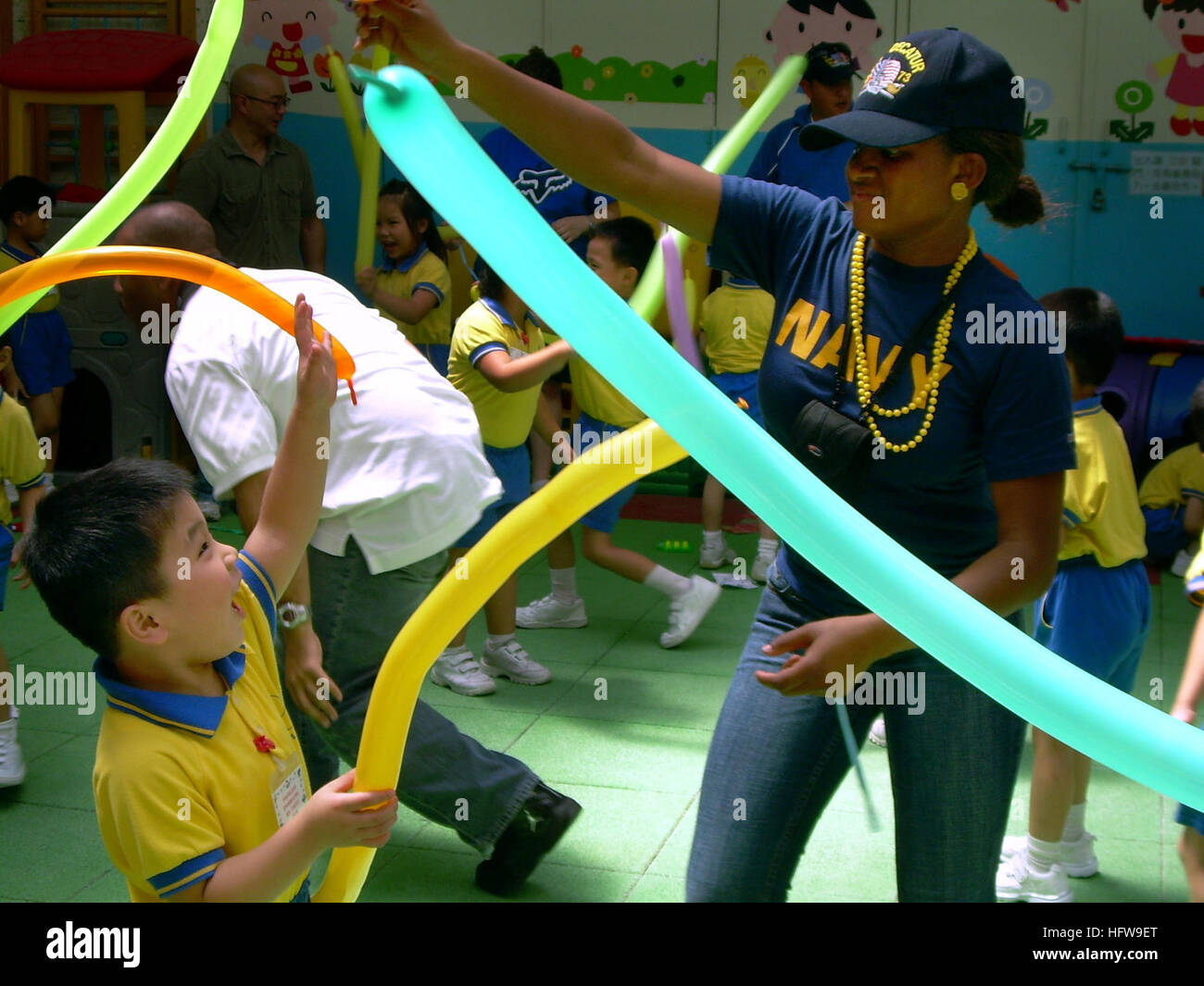 080620-N-8829H-002 HONG KONG (20. Juni 2008) Schiff Serviceman Seemann Nicole Blanks, zugeordnet der geführte Flugkörper-Zerstörer USS Decatur (DDG-73), spielt mit einer lokalen Kindergartenkind an der Hong Kong Gesellschaft für den Schutz der Kinder Wai Yin Club Nursery School. Während einer der vielen Gemeinschaftsprojekten Beziehungen 25 Decatur Besatzungsmitglieder einheimische Kinder für zwei Stunden in einer staatlich geförderte Gärtnerei für einkommensschwache Familien unterhalten. Der geführte Flugkörper-Zerstörer wird eingesetzt in der 7. Flotte Verantwortungsbereich mit Ronald Reagan Strike Group zur Förderung des Friedens, regionale Zusammenarbeit und Stockfoto