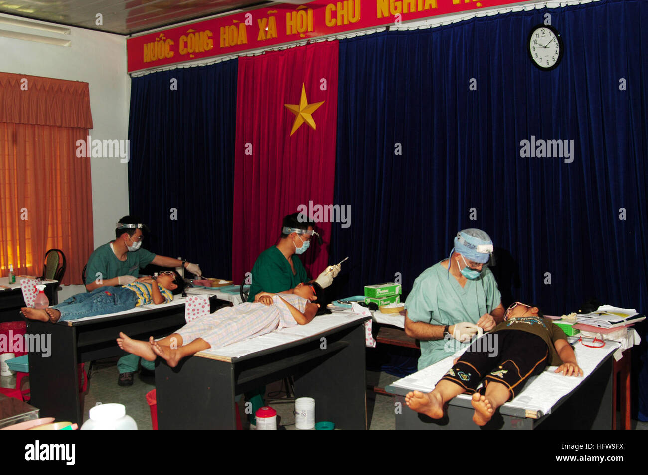 080625-N-7498L-131 NHA TRANG, Vietnam (25. Juni 2008) südkoreanische Marine Zahnarzt Lt. Michael Sim, links, kanadische Armee Zahnarzt Lt. David Lee und East Meets West Foundation Dental Director Capt Charles Craft, führen Zahnextraktionen auf vietnamesische Kinder im Rahmen des Programms Pacific Partnership dental bürgerschaftliches Engagement. Die East Meets West-Freiwilligen aus Vietnam, die Crew des Military Sealift Command Krankenhauses Schiff USNS Mercy (T-AH 19) sowie Partnernationen und andere nicht-Regierungs-Organisationen werden partner von medizinischen, zahnmedizinischen und engineering bürgerlichen humanitärer, Thos zu bringen Stockfoto