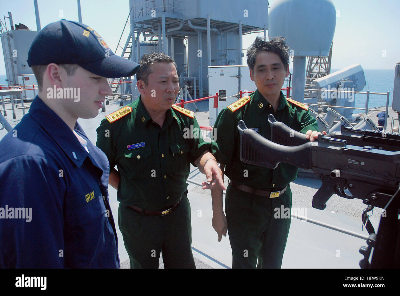 080626-N-8138M-258 Singapur (26. Juni 2008) Lt. j.g. Ian Gray, links, Senior Colonel Pham Tan und Senior Oberst Nguyen Van Toan von der Sozialistischen Republik Vietnam Armee eine 50-Kaliber Maschinengewehr an Bord der amphibischen Dockl Landung diskutieren Schiff USS Tortuga (LSD-46), eine scharfer Munition Übung warten. Tan und Toan laufen Teil einer 5-Mann-vietnamesische Delegation an Bord der Tortuga als Beobachter in der Singapur-Phase der Zusammenarbeit flott Bereitschaft und Training (CARAT) 2008. Foto: U.S. Navy Mass Communication Specialist 1. Klasse Dan Meaney (freigegeben) Marine 080626-N-8138M-258 Lt. j.g. Ia Stockfoto
