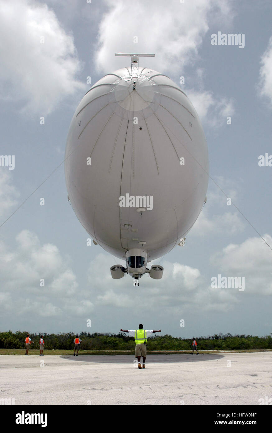 080627-N-5240C-015 KEY WEST, Florida (27. Juni 2008) Handler von Airship Management Services stetig das Luftschiff Skyship 600, als es bereitet am Naval Air Station Key West landen. Das losgelöste Fahrzeug ist in Key West für sechs Wochen, eine Reihe von Meeresüberwachung Auswertungen durchführen. Das gemeinsame Luftschiff Experiment zwischen der Marine und Küstenwache betont die kooperative Strategie für 21. Jahrhundert Seemacht unter dem Meer-Dienstleistungen. Foto: U.S. Navy Mass Communications Specialist 2. Klasse Timothy Cox (freigegeben) uns Marine 080627-N-5240C-015-Handler von Airship Management Services St Stockfoto