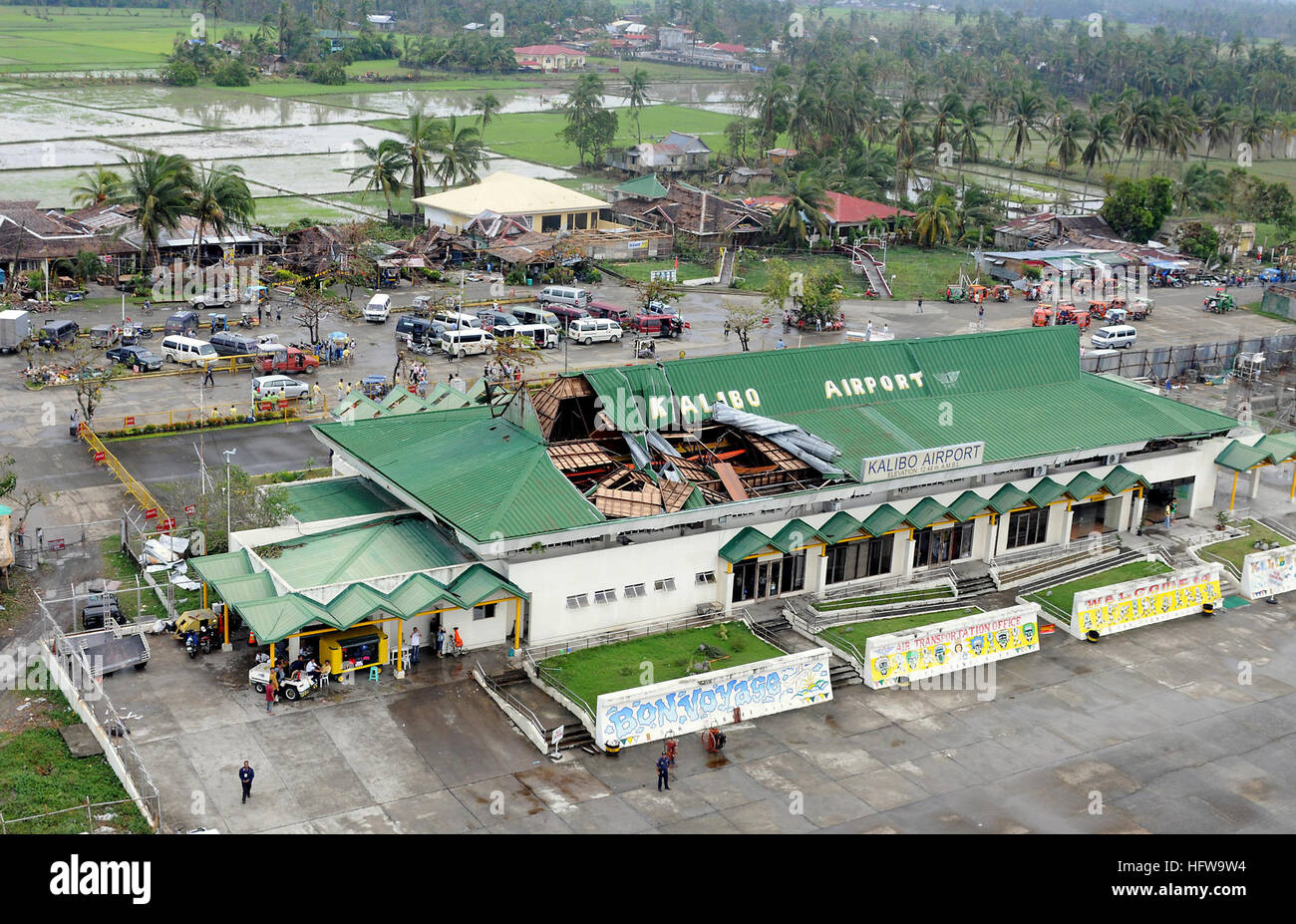 080629-N-5961C-004 KALIBO, Philippinen (29. Juni 2008) Kalibo Airport an der Nordspitze der Insel Panay durch Taifun Fengshen hart getroffen wurde und erhält Unterstützung von Ronald Reagan Carrier Strike Group. Auf Antrag der Regierung der Republik der Philippinen sind USS Ronald Reagan (CVN-76) und Elemente von ihr Carrier Strike Group (CSG) vor der Küste von Panay Insel die humanitäre Hilfe und Katastrophenhilfe im Zuge der Taifun Fengshen. Reagan und andere Schiffe der US Navy sind tätig in der 7. Flotte Verantwortungsbereich zur Förderung von Frieden, Kooperation und Stockfoto