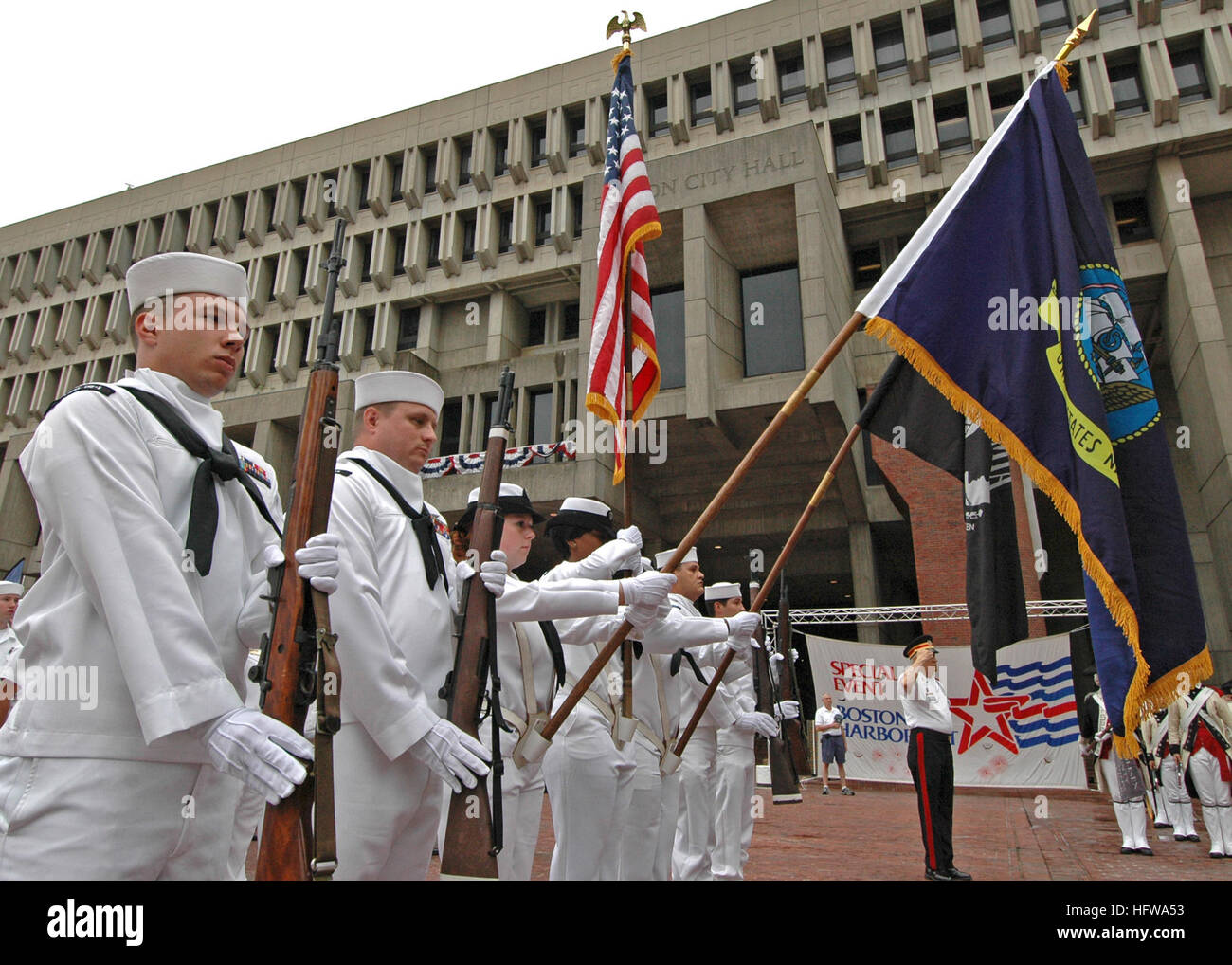 080704-N-1512O-031 BOSTON (4. Juli 2008) Mitglieder der Farbe Garde aus dem Multi-Purpose amphibischer Angriff Schiff USS Bataan (LHD-5) präsentieren die Farben während eines vierten Juli Parade durch Boston beginnend am Rathaus für eine Fahne heben Zeremonie und endend bei der State-Building für eine Lesung der Declaration of Independence. Bataan ist in Boston, die Teilnahme an der 27. jährliche Boston Hafenfest, eine sechs-Tage lange Fourth Of July Festival präsentiert das koloniale und maritime Erbe von der Wiege der amerikanischen Revolution. Foto: U.S. Navy Mass Communication Specialist 3. Klasse Stephen O Stockfoto