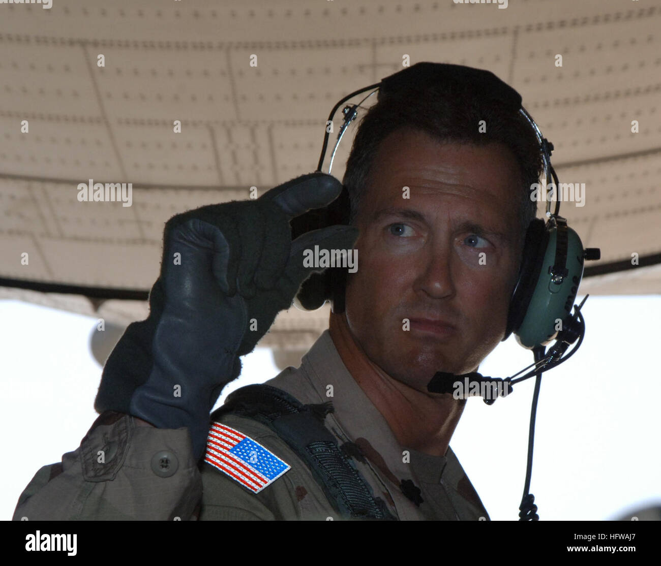 050618-N-3904I-026 Dakar, Senegal (18. Juni 2005) – Bataillonskommandeur, 1. Bataillon, 10. Special Forces Group (Airborne), US Army Lieutenant Colonel John Eaddy, warnt Jumper mit einem "30 Sekunden übrig" Signal für eine statische Linie Fallschirm-Abstieg über Dakar, Senegal. Die Jumper springt von einem US Air Force MC-130 Talon während Übung Steinschloss ' 05. Steinschloss ist eine Reihe von militärischen Übungen in der Trans-Sahara Region Afrikas, Konzentration auf Boden, Luft, Land Navigation, Menschenrechtstraining und Zusammenarbeit zwischen Militärs durchgeführt. Anderen teilnehmenden Ländern Stockfoto