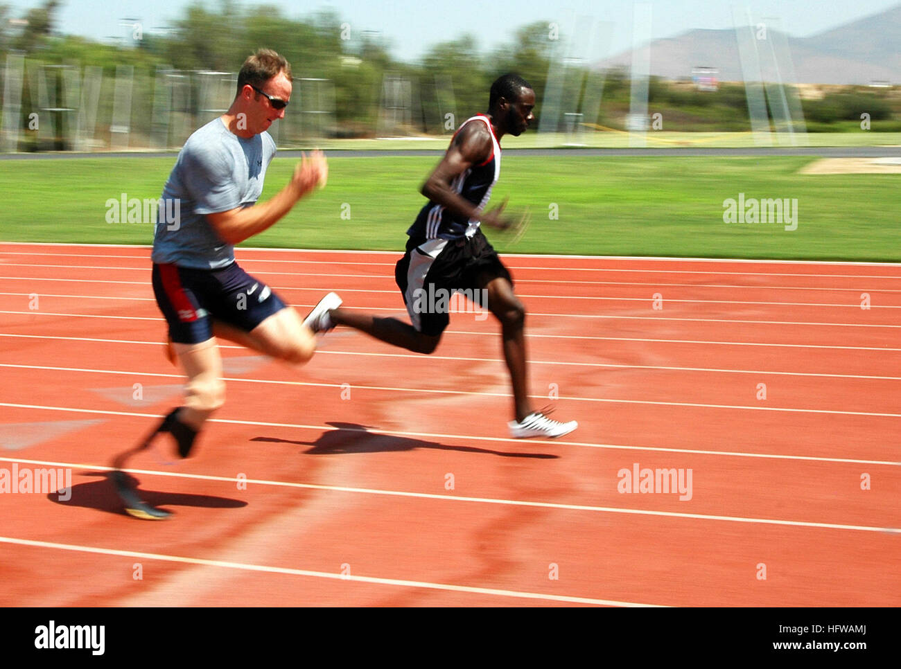 080715-N-7643B-043 SAN DIEGO (15. Juli 2008) Cryptologic Techniker 1. Klasse Casey Tibbs trainiert mit einem Mitspieler im ARCO Olympic Training Center, um sich auf seine bevorstehenden Paralympics-Veranstaltungen bei der Olympiade in Peking vorzubereiten. Tibbs vertritt die Vereinigten Staaten an mehreren Veranstaltungen einschließlich Kugelstoßen, Diskus und Weitsprung bei den Olympischen Spielen 2008 im August. Foto: U.S. Navy Mass Communication Specialist 3. Klasse David A. Brandenburg (freigegeben) US Navy 080715-N-7643B-043 Cryptologic Techniker 1. Klasse Casey Tibbs trainiert mit einem Mitspieler im ARCO Olympic Training Center vorbereiten Stockfoto