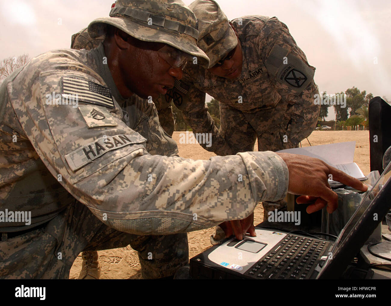 Hasan. FORWARD OPERATING BASE FALCON, Irak-Staff Sgt Tahir Hasan, ein Luftfahrt-Operationen-Unteroffizier aus Los Angeles, zugewiesen, Hauptsitz und zentrale Abteilung, 1. Brigade Combat Team, 4. US-Infanteriedivision, Multi-National Division – Bagdad, weist CPL Billy McCoy, Infanterist zugewiesen Headquarters und Headquarters Company, 2. Bataillon, 4. inf Regt., angebracht zum 1. BCT, 4. Inf. Div., MND-B, auf der RQ-11 b-Rabe , eine kleine unbemannte Antennenanlage, Aug. 25. Die Rabe dient zur Aufklärung und Informationen zu sammeln.  (U.S. Navy Photo von Petty Offic Stockfoto