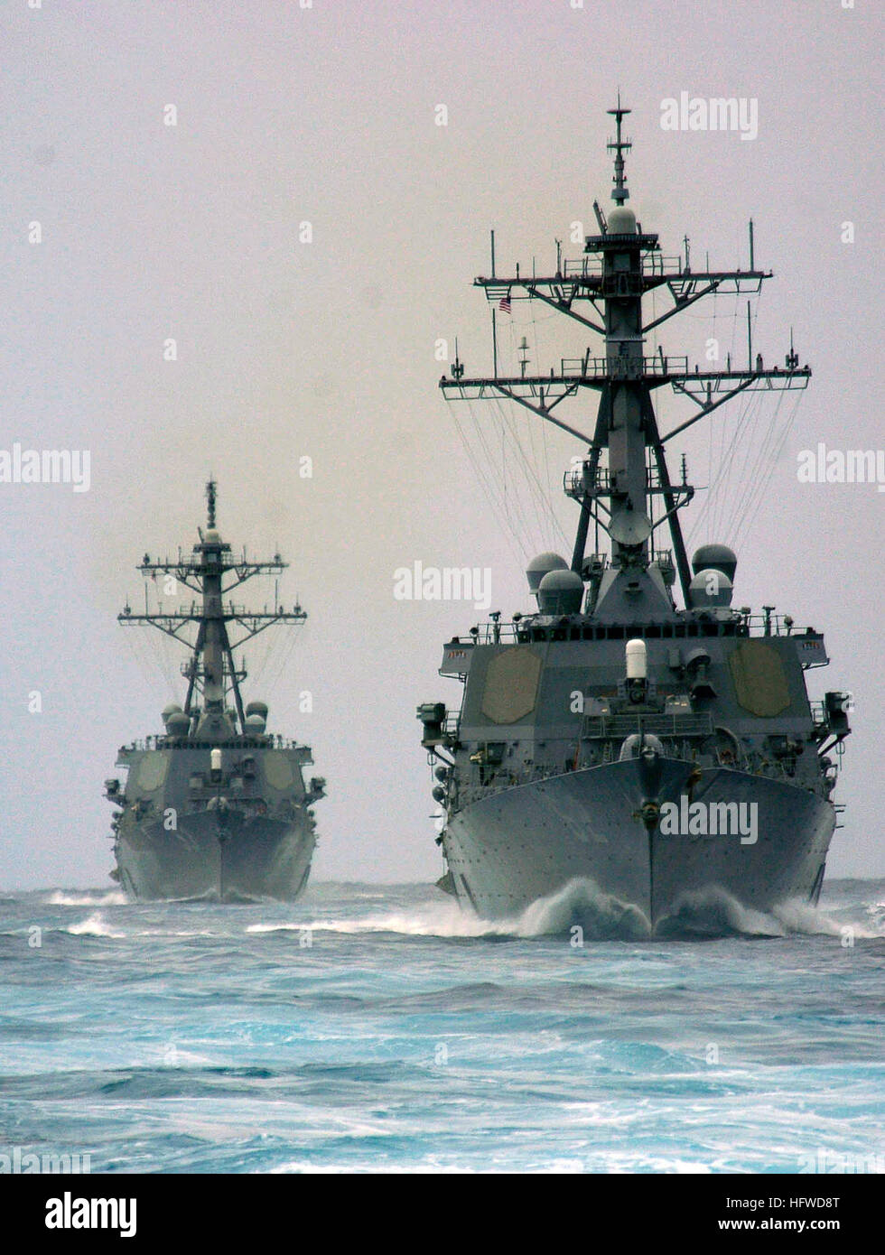 050623-N-5781F-271 Korallenmeer (23. Juni 2005) Ð der Lenkflugkörper Zerstörer USS Fitzgerald (DDG-62), Vorder- und Lenkwaffenzerstörer USS John Paul Jones (DDG-53) in Bildung in Vorbereitung auf das Schiff MK-45 5-Zoll-leichte Geschütze Feuer während ein Schiff Übung im Gange. Begleitende USS Kitty Hawk (CV-63) und Teil der Kitty Hawk Carrier Strike Group, sind Fitzgerald und John Paul Jones derzeit in der Coral Sea zur Unterstützung der Übung Talisman Sabre 2005 tätig. Talisman Sabre ist eine Übung, die gemeinsam von der US Pacific Command und Australian Defence Force J gesponsert Stockfoto