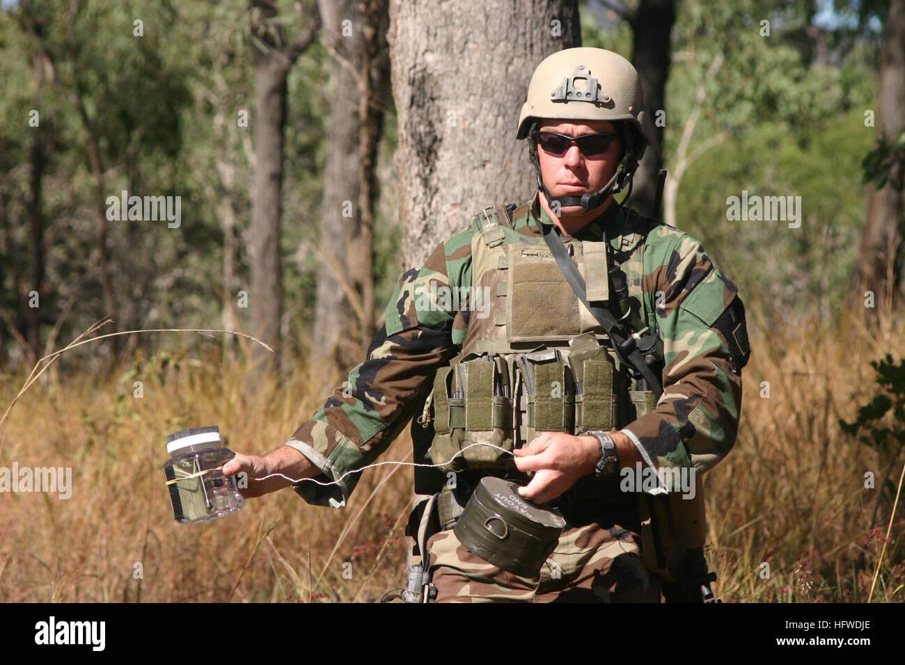 050623-N-6551H-014 Queensland, Australien (23. Juni 2005) - Mitglied des Explosive Ordnance Entsorgung Mobile Einheit fünf (EODMU-5) trägt eine Hydrojet Wasser Disruptor, der am Straßenrand Kommandostelle während Übung Talisman Sabre 2005. Die Wasser-Disruptor wird auf einem simulierten vermuteten Straßenrand Improvised Explosive Device (IED) verwendet werden. Das IED Trainingsmission soll reale Bedrohungen statt im globalen Krieg gegen den Terrorismus zu emulieren. Talisman Sabre übt sich gemeinsam gesponsert von der US Pacific Command und Australian Defence Force Joint Operations Command, und entwickelt, um die U. Stockfoto