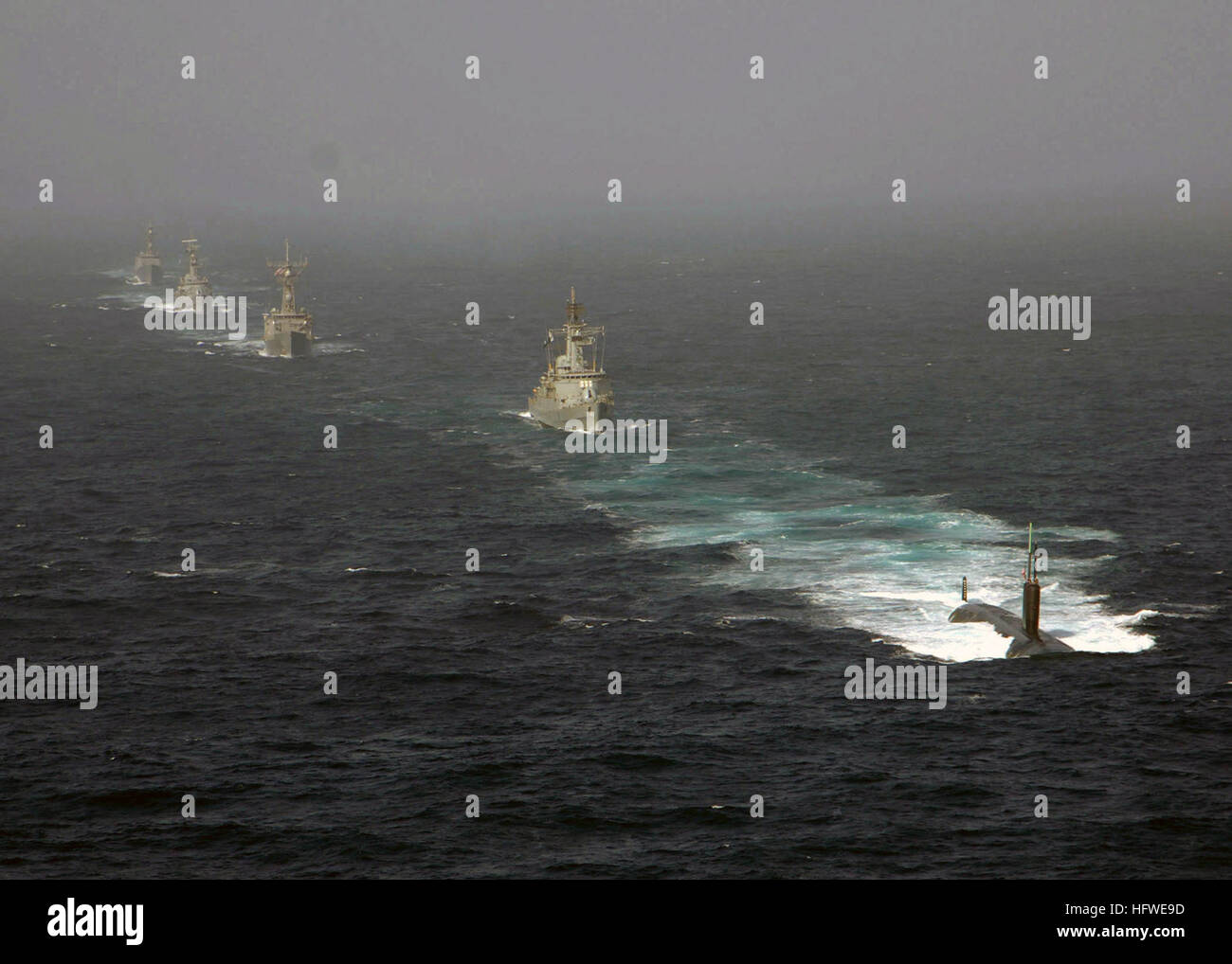 050625-N-5526M-006 persischen Meer (25. Juni 2005) – die schnell-u-Boot USS Scranton (SSBN-756), die Lenkflugkörper Fregatten USS Kauffman (FFG-59), USS Hawes (FFG-53) und zwei pakistanische Marine Schiffe (PNS) Shahjahan (DDG-186) und (PNS) Teriq (DDG-181) in Spalte Bildung während der Operation Sirene inspiriert. Inspiriert Sirene ist eine bilaterale gemeinsame Übung zwischen den USA und Pakistan Marine. Den USA und Pakistan führen Schulungen in Maritime Security Operations (MSO), Luftverteidigung, Anti-u-Boot-Kriegsführung, Oberfläche Kriegsführung, Mine Gegenmaßnahmen, elektronische Kriegsführung, re Stockfoto