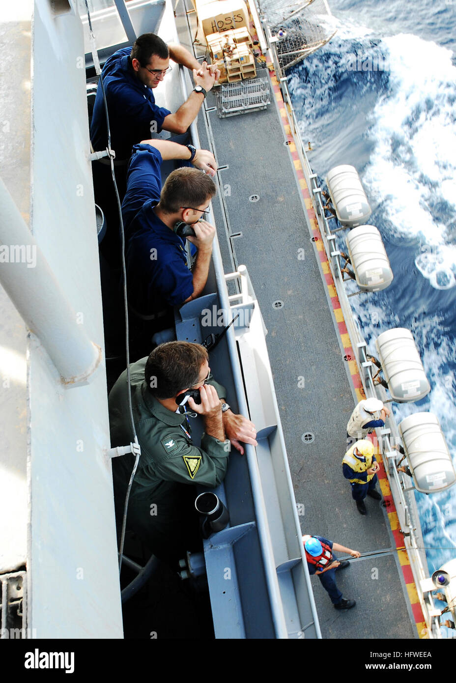 080923-N-2183K-028 indischen Ozean (23. September 2008) Kapitän Marcus A. Hitchcock, Kommandierender Offizier der amphibischen Angriff Schiff USS Peleliu (LHA-5), überwacht ein Nachschub aus der ShipÕs im Gange zu überbrücken. Peleliu bereitgestellt wird, maritimer Sicherheitsoperationen in den USA unterstützen 5. Flotte Aufgabengebiet. (Foto: U.S. Navy Mass Communication Specialist 2. Klasse Dustin Kelling/freigegeben) US Navy 080923-N-2183K-028 Kapitän Marcus A. Hitchcock, Kommandierender Offizier der amphibischen Angriff Schiff USS Peleliu (LHA-5), überwacht ein im Gange Nachschub aus dem Schiff Brücke Stockfoto