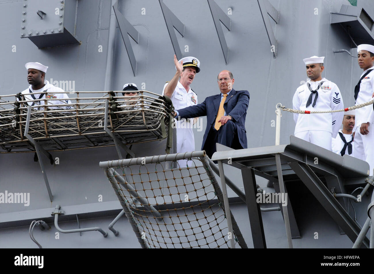 080925-N-8546L-442 YOKOSUKA, Japan (25. September 2008) Rear Admiral Richard B. Wren, links, Kommandant, Carrier Strike Group 5 spricht, der ehrenwerte Dr. Donald C. Winter Secretary Of The Navy (SECVAV) wie die Flugzeugträger der Nimitz-Klasse USS George Washington (CVN-73) in seiner neuen operativen Basis Flotte Aktivitäten Yokosuka zieht. George WashingtonÕs Ankunft von seinem ehemaligen Heimathafen Norfolk, Virginia, markiert den Beginn seiner Rolle als der Flugzeugträger NavyÕs nur dauerhaft nach vorne bereitgestellt. (Foto: U.S. Navy Mass Communication Specialist 2. Klasse Peter D. Lawlor/freigegeben) US Navy 080925-N - 8546L Stockfoto