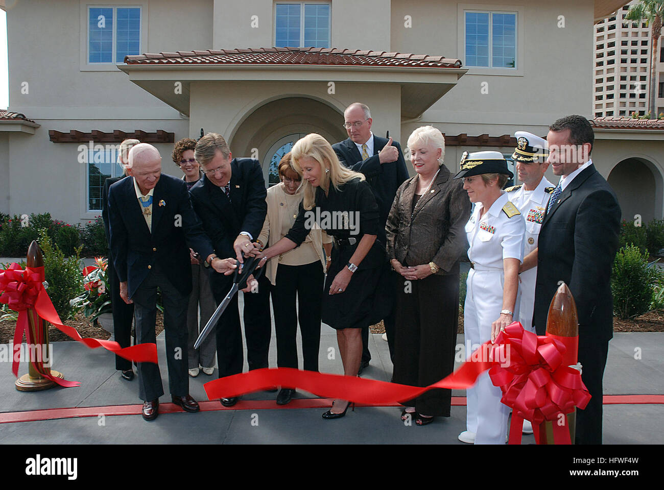 081003-N-2688M-095 SAN DIEGO (3. Oktober 2008) Gäste schneiden das Band am Naval Medical Center San Diego für die Eröffnung des zweiten Hauses Fisher. Von links im Ruhestand US Marine Corps Captain Robert Modrrzejewski, Ehrenmedaille Empfänger; David McIntyre, Präsident und CEO von TriWest Healthcare Alliance und Fisher House Foundation Trustee; Nicci McClearn, ein ehemaliger Bewohner Fisher House, Madeleine Pickens, der T. Boone Pickens Stiftung; Belle Esposito, Fisher House Manager; Kommandant der Naval Medical Center San Diego Rear Admiral Christine Hunter; Kapitän Joe Stuyvesant, Marine Region Southw Stockfoto